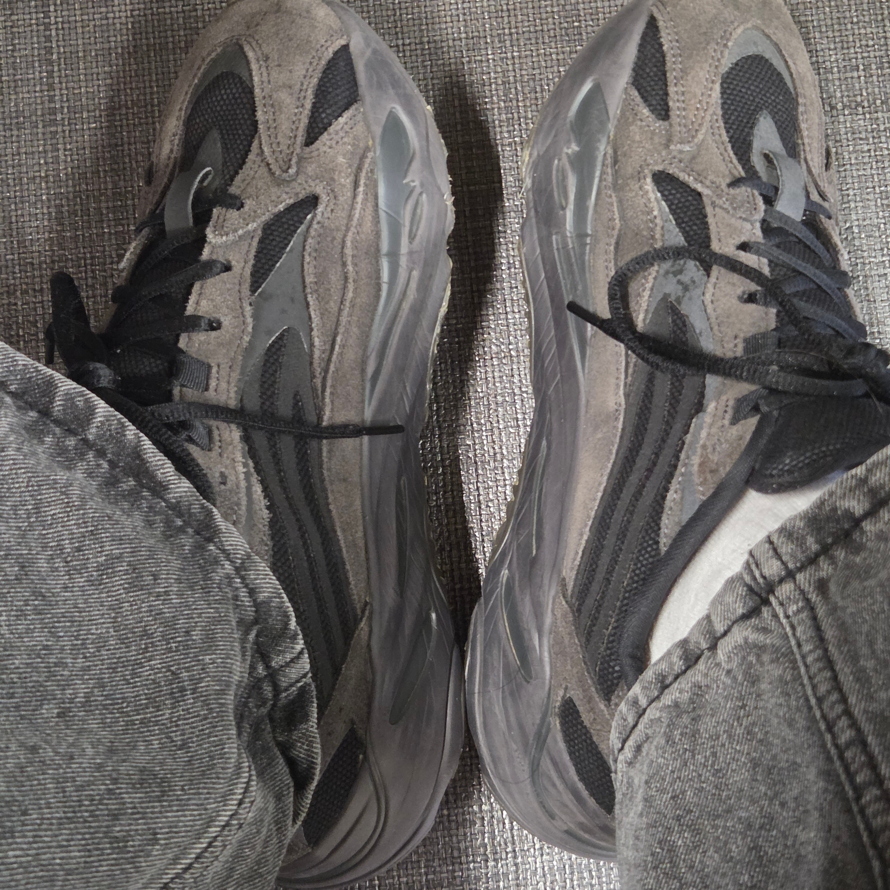 Adidas Yeezy Boost 700 V2 Vanta 2019 착용 스타일