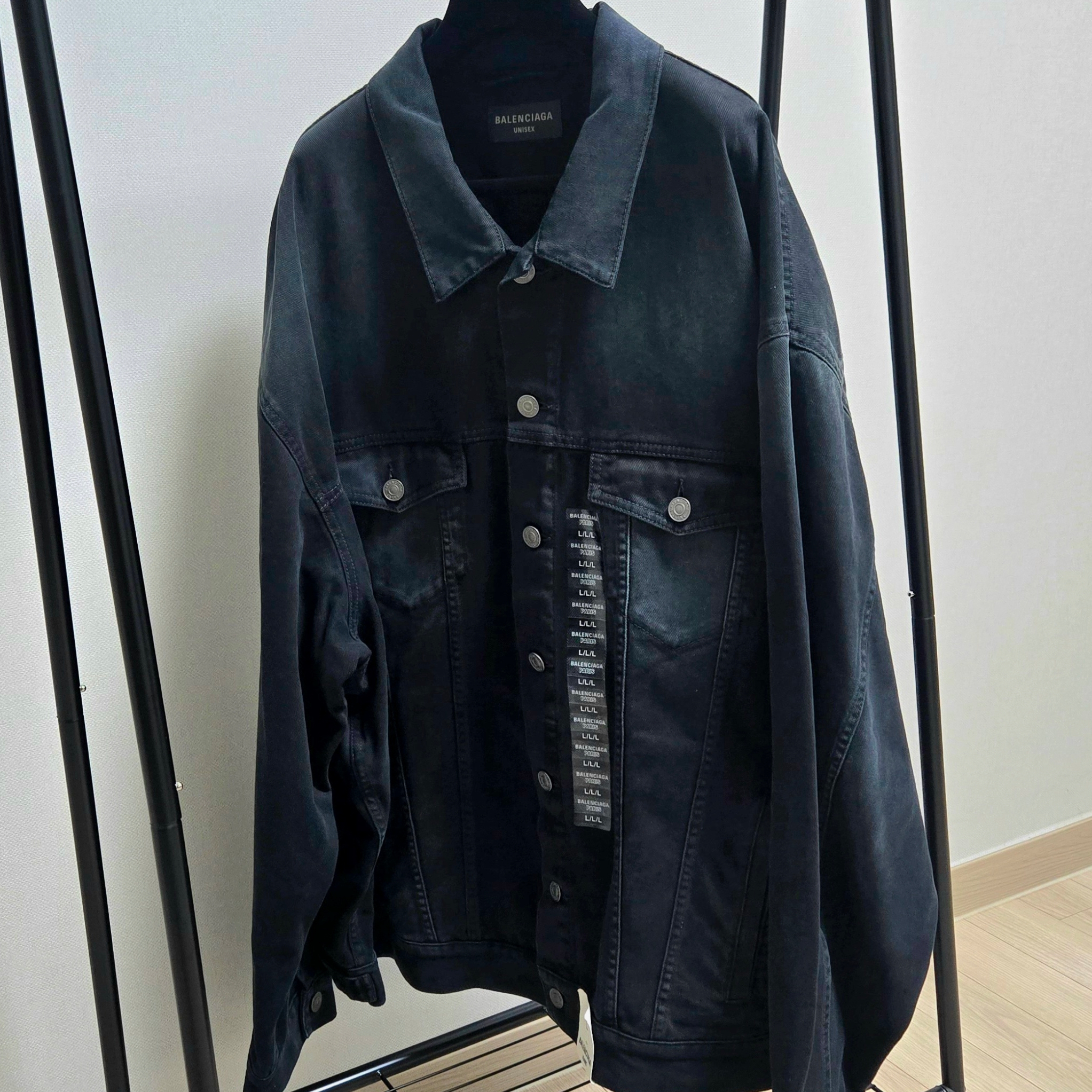 Balenciaga Denim Size Sticker Jacket in Black 착용 스타일