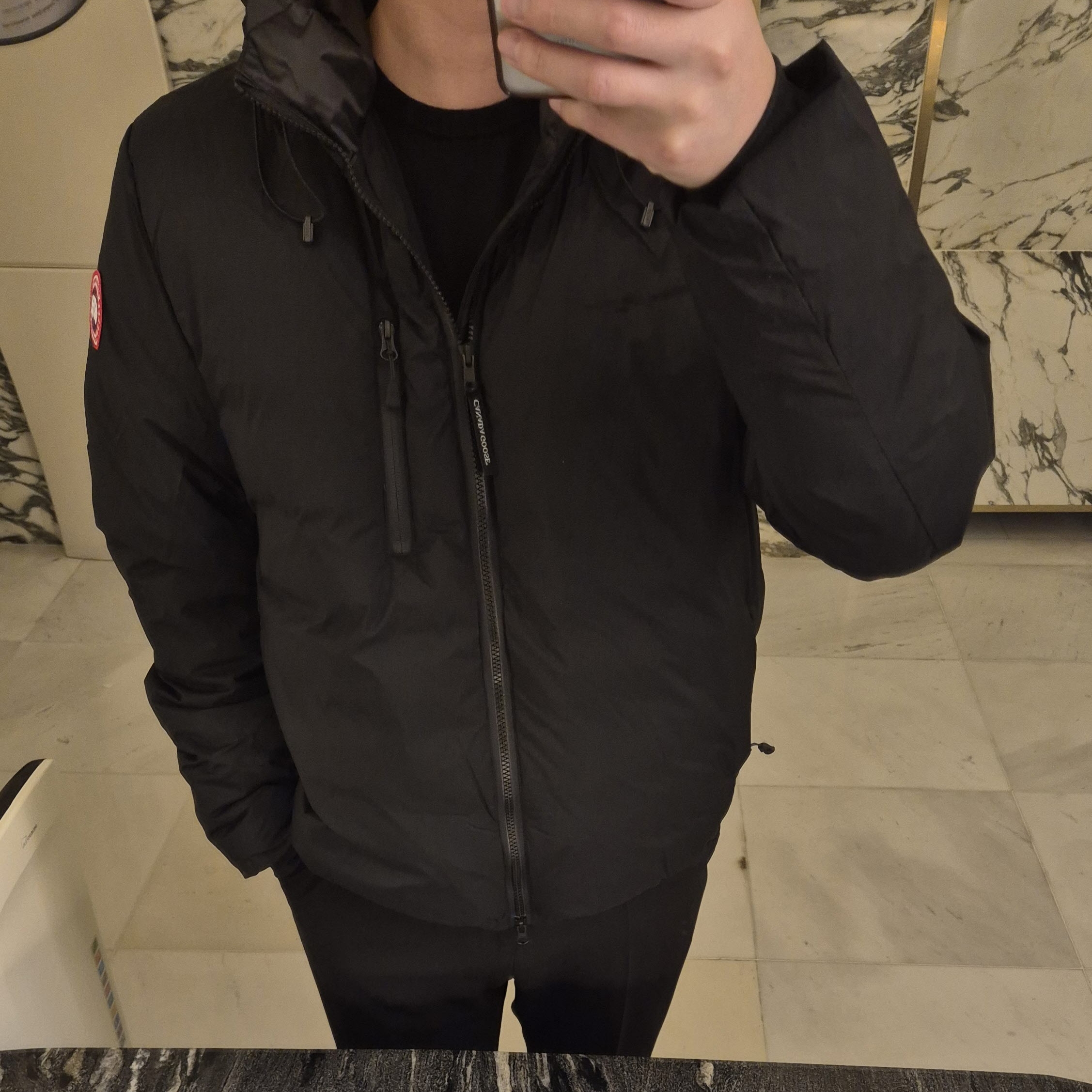 Canada Goose Lodge Down Hoody Matte Finish Black 착용 스타일 - 1