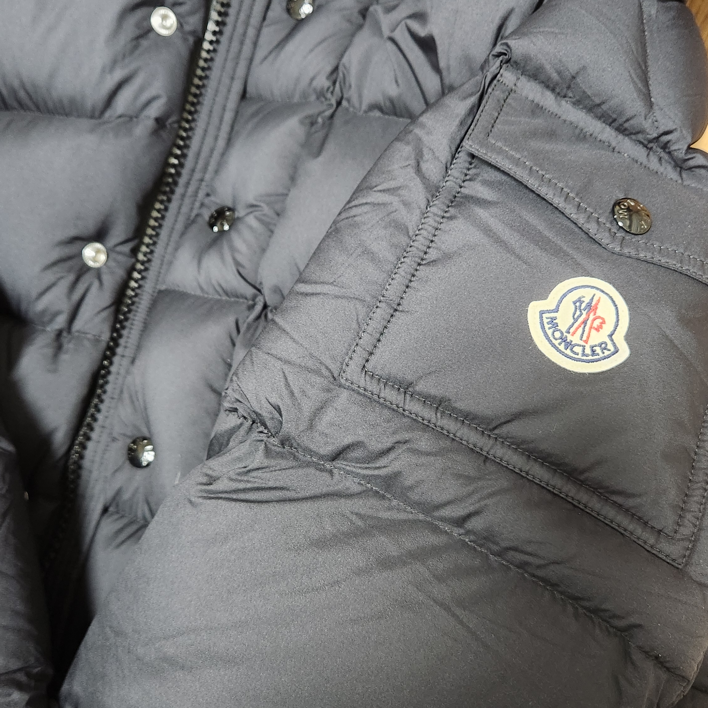 Moncler Maya 70 Hooded Short Down Jacket Black - 25FW 착용 스타일 - 1
