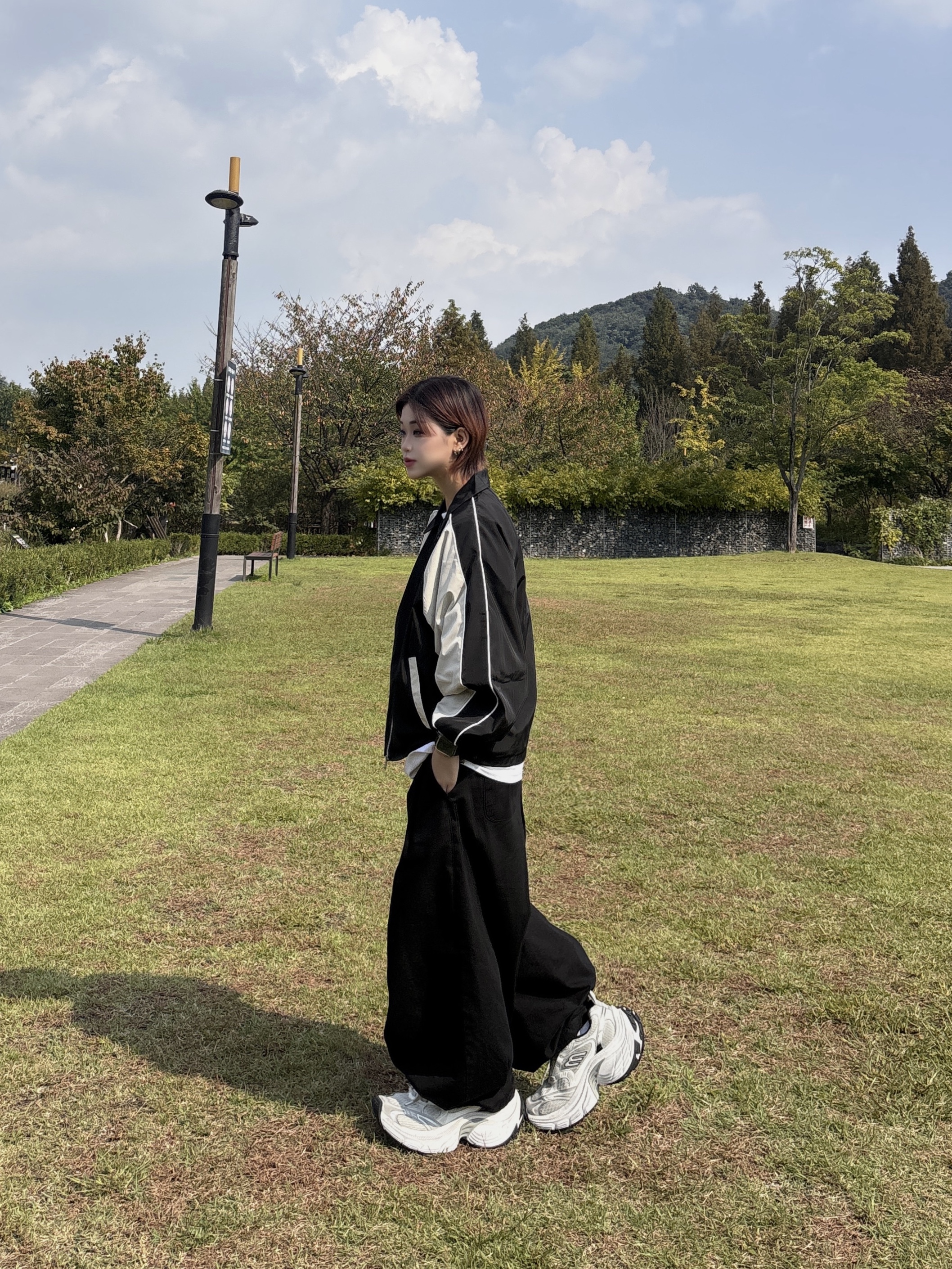 SLOW RECORD HOUSE Piping Line Windbreaker Black & Beige 착용 스타일 - 5