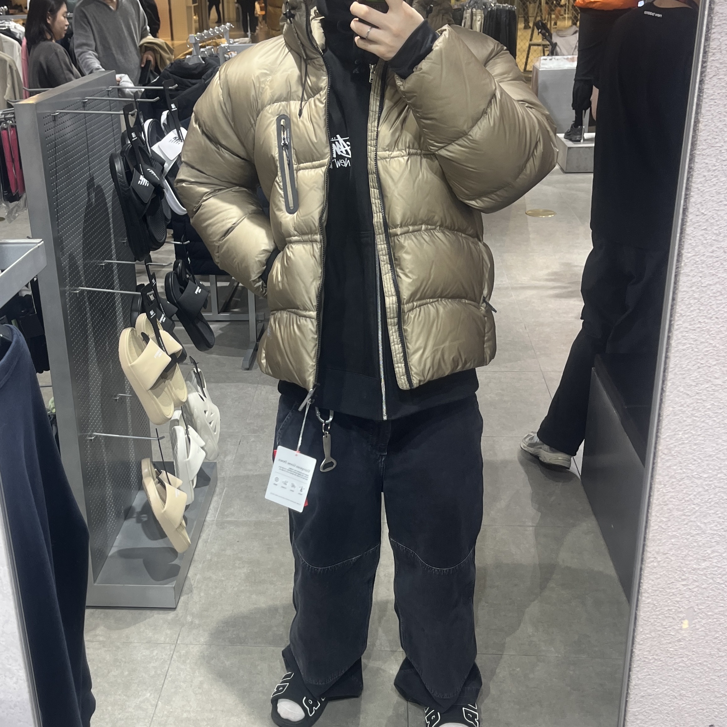 New Balance Flying 77 Superlight Hooded Heavy Goose Down Dark Beige 착용 스타일