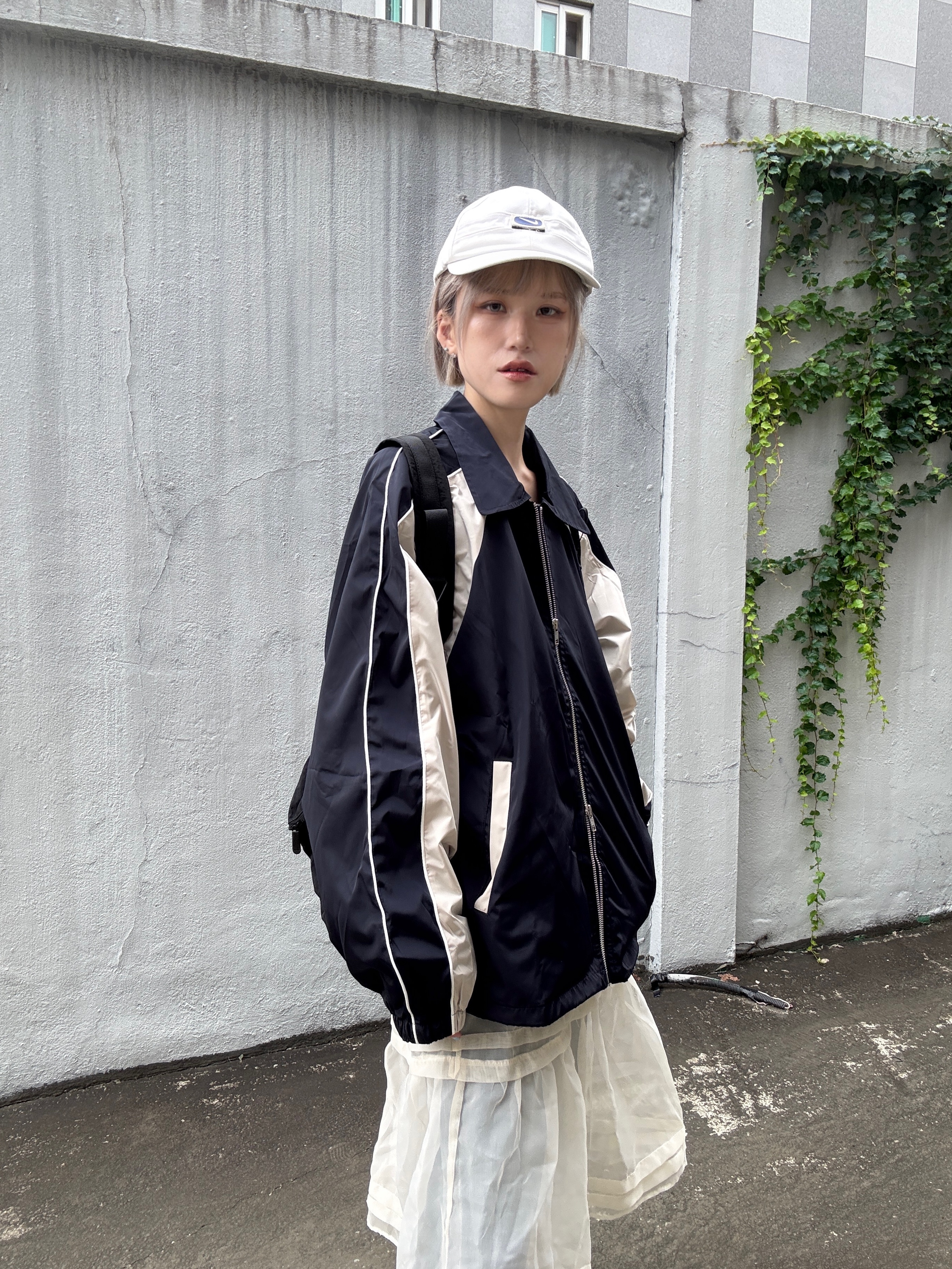 SLOW RECORD HOUSE Piping Line Windbreaker Navy 착용 스타일 - 8