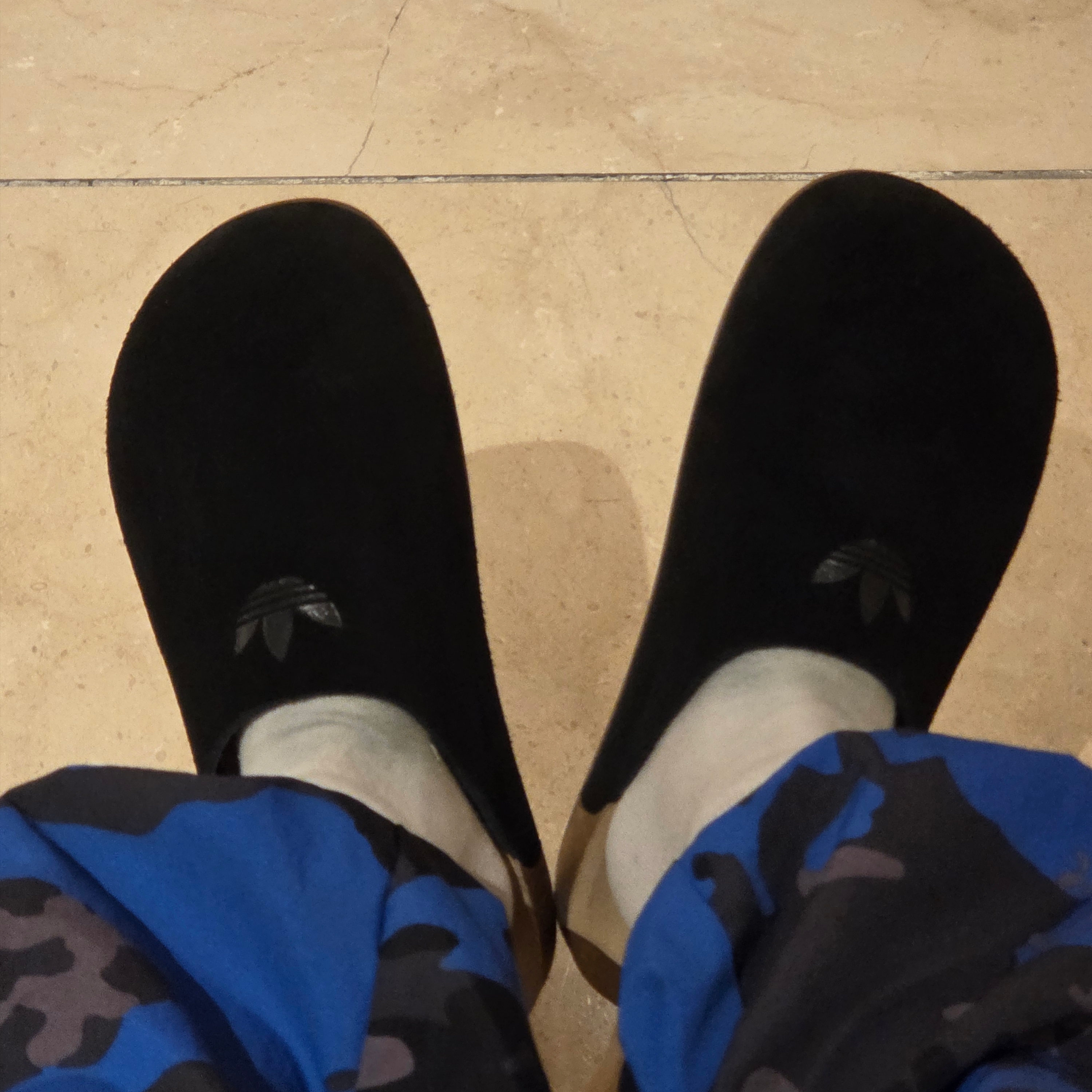 Adidas Adimule Slides Core Black Core Black Gum 착용 스타일