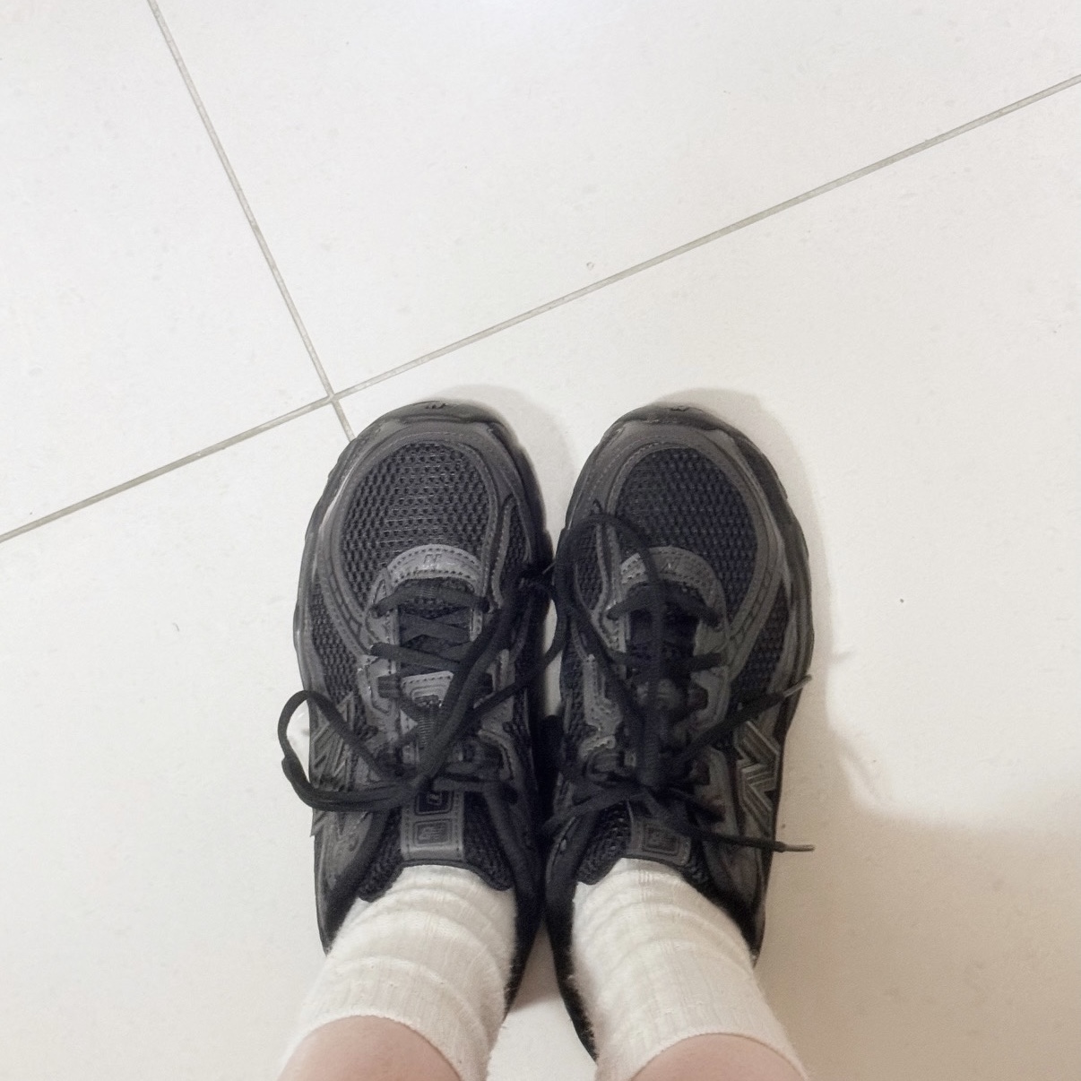 New Balance 740 Black Cement Black - D Standard 착용 스타일