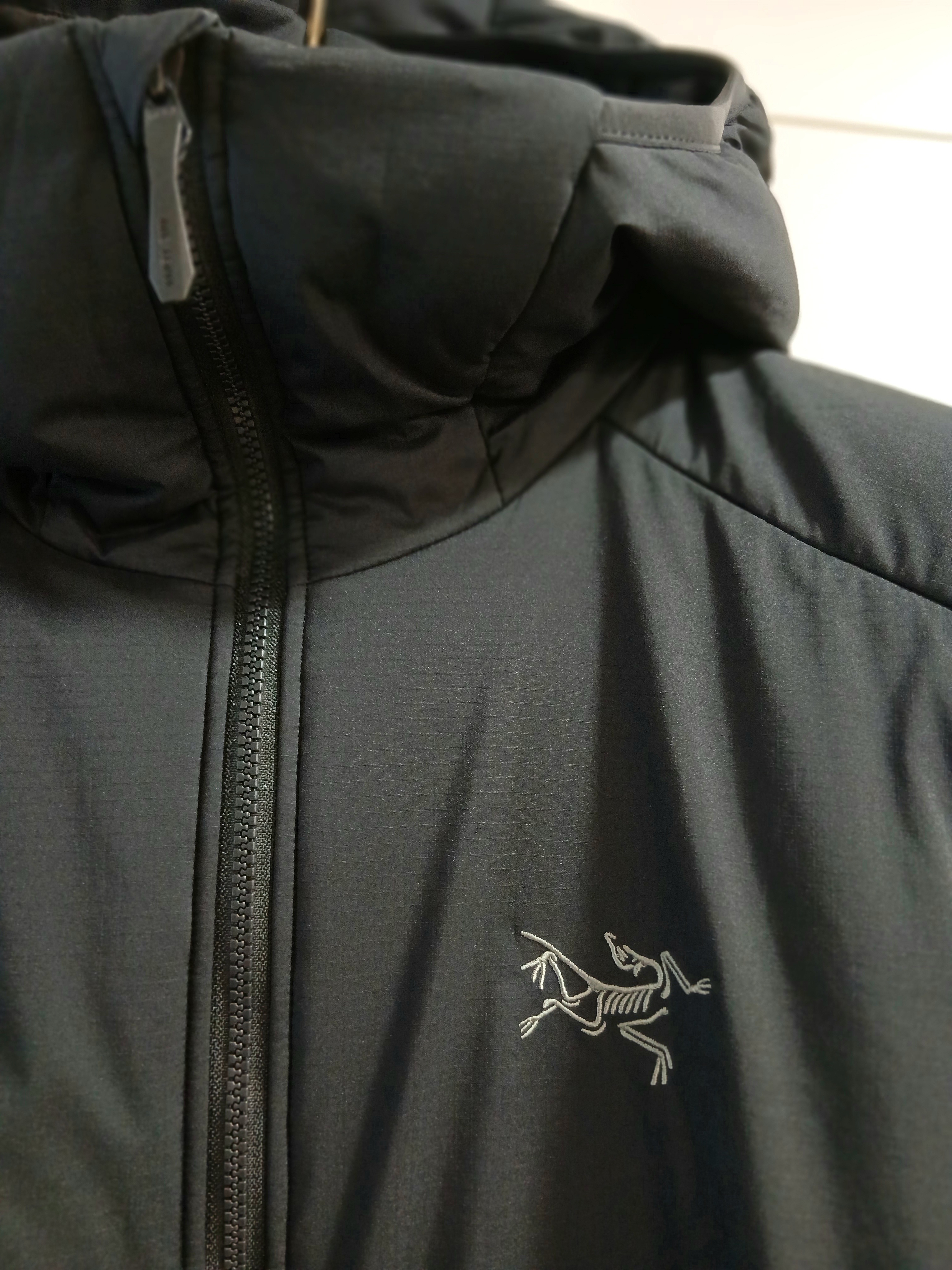 (W) Arc'teryx Atom Heavyweight Hoody Black, Arc'teryx Atom SV Hoody Black 착용 스타일 - 1