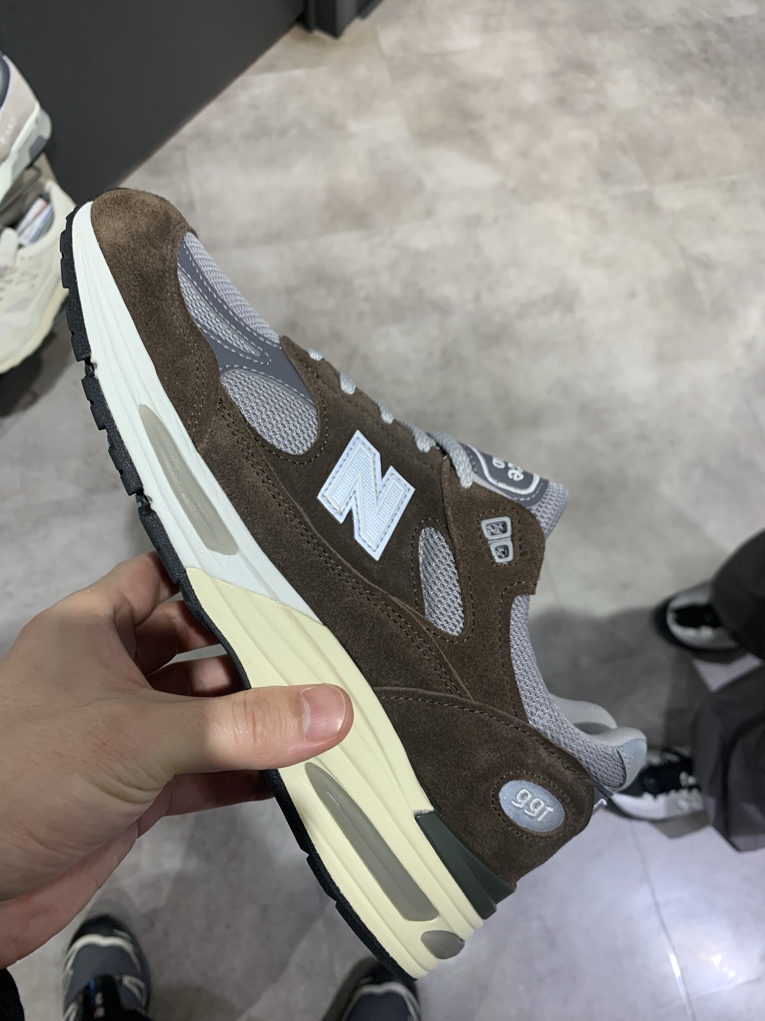 New Balance 991v2 Made in UK Brown Grey 착용 스타일