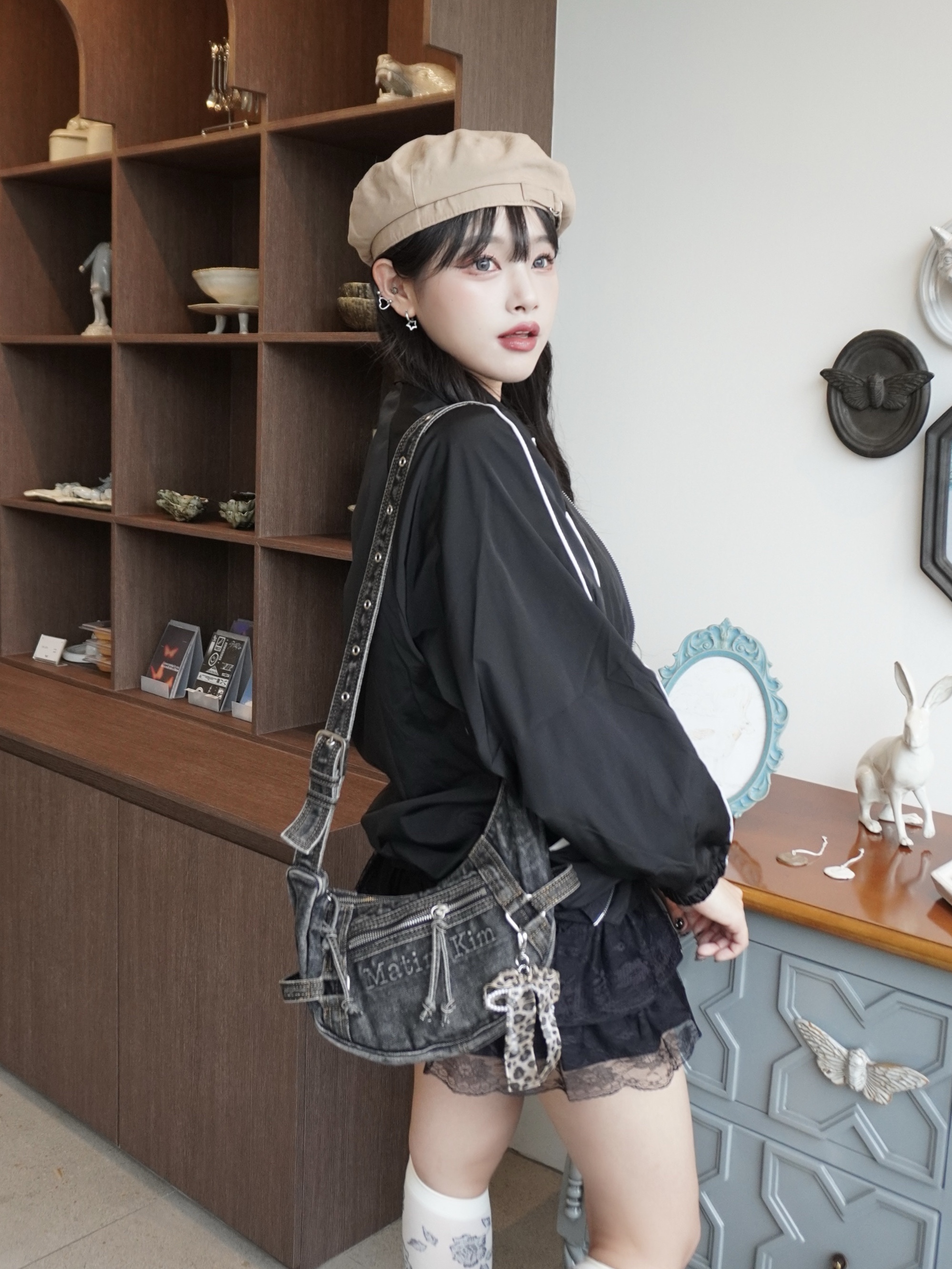 SLOW RECORD HOUSE Piping Line Windbreaker Black & Beige 착용 스타일 - 4