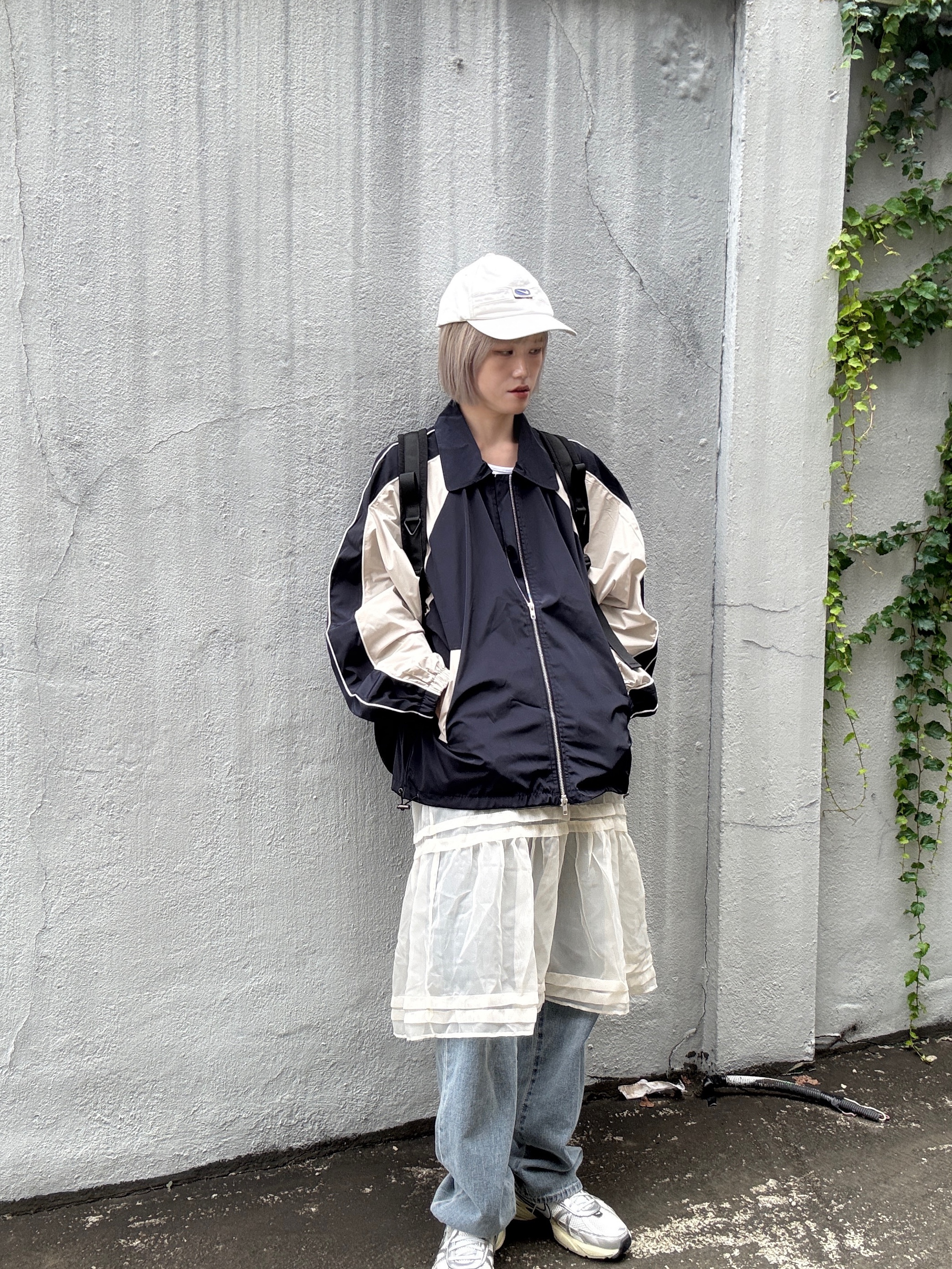 SLOW RECORD HOUSE Piping Line Windbreaker Navy 착용 스타일 - 4