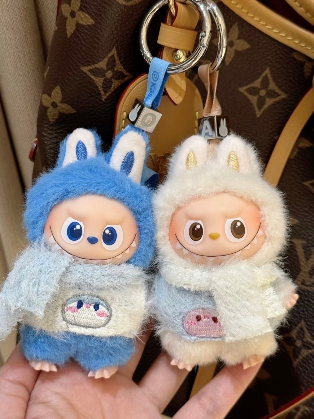 Pop Mart Labubu The Monsters Pin For Love Series Vinyl Plush Pendant (N-Z) O (Opened Case), Pop Mart Labubu The Monsters Pin For Love Series Vinyl Plush Pendant (A-M) A (Opened Case) 착용 스타일