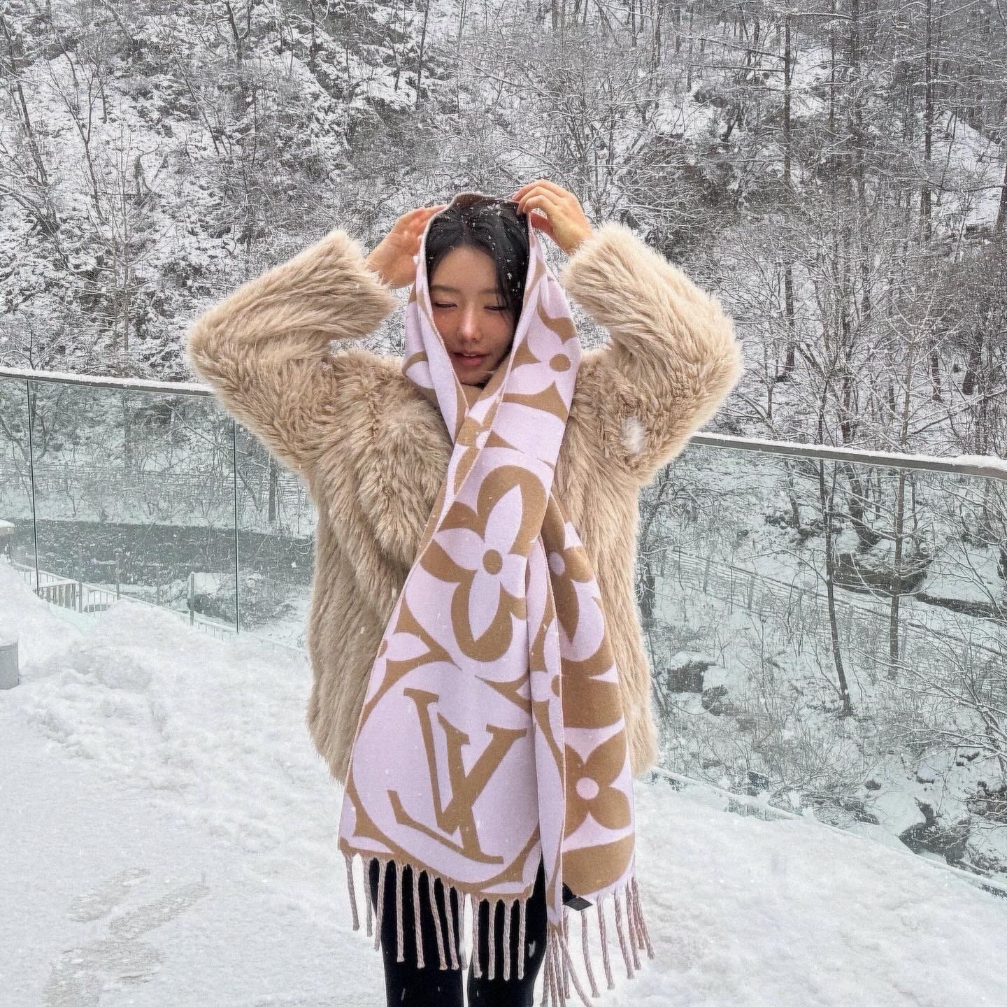 (W) Louis Vuitton LV Medallion Muffler S00 Beige Rose 착용 스타일 - 3