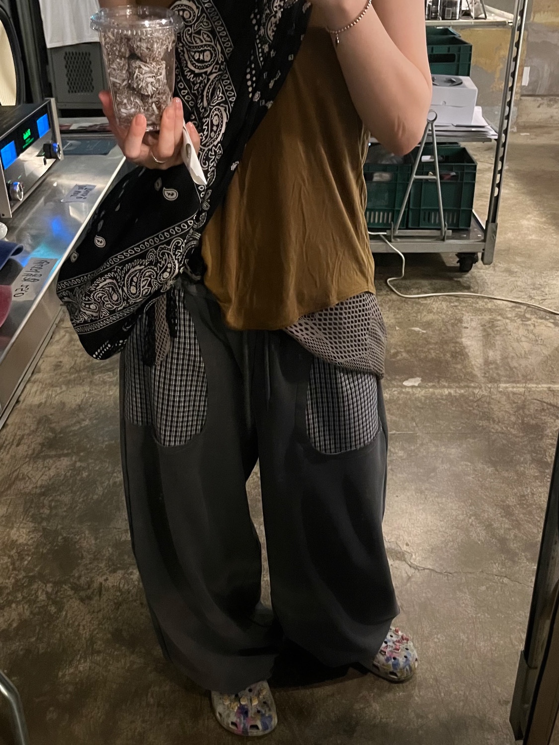 Kapital Gauze Rat Brand Bandana Patchwork Pattern Transit Snufkin Bag Black, Kapital Gauze Bandana Beach Snuffkin Bag Black 착용 스타일 - 4