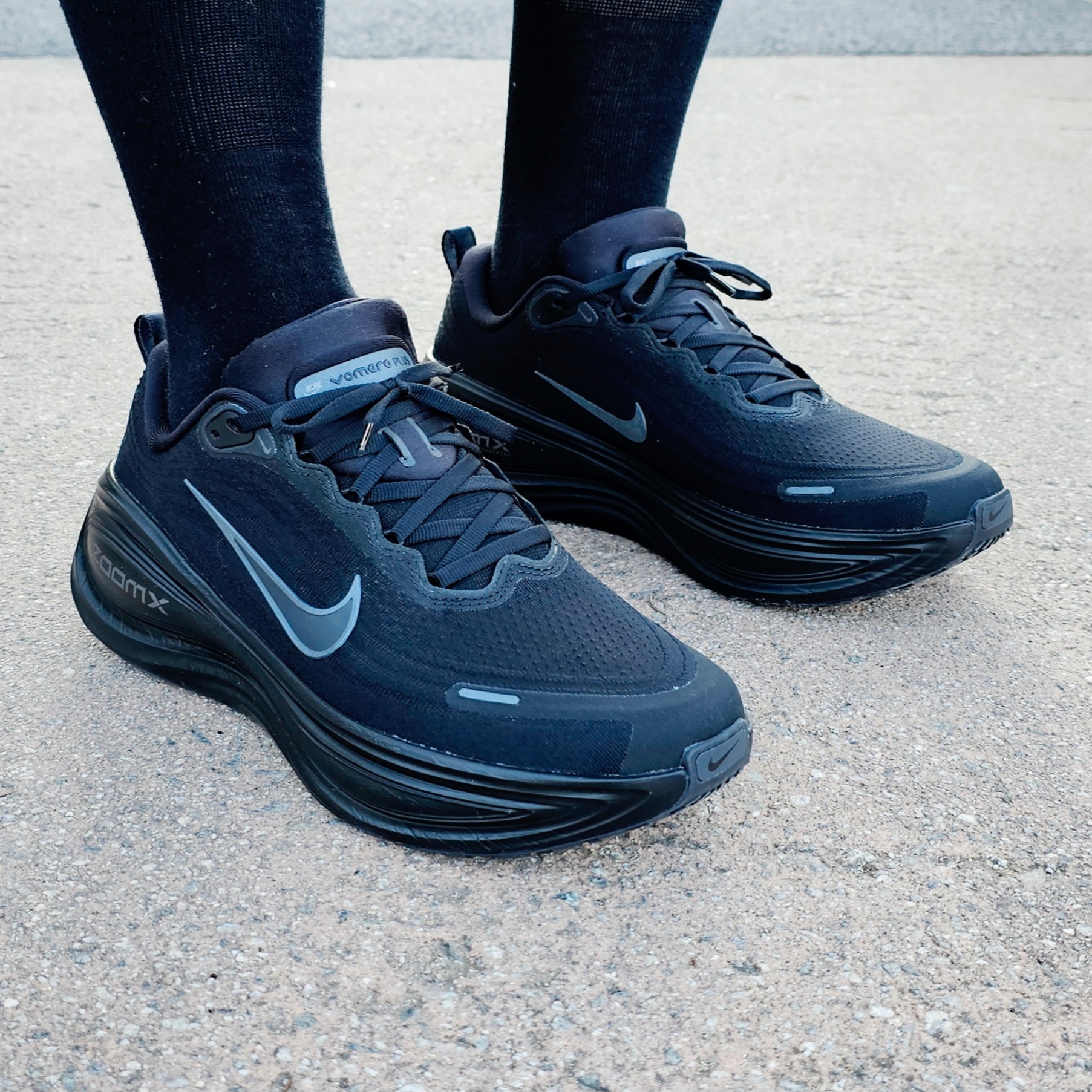 Nike Vomero Plus Black Metallic Dark Grey 착용 스타일
