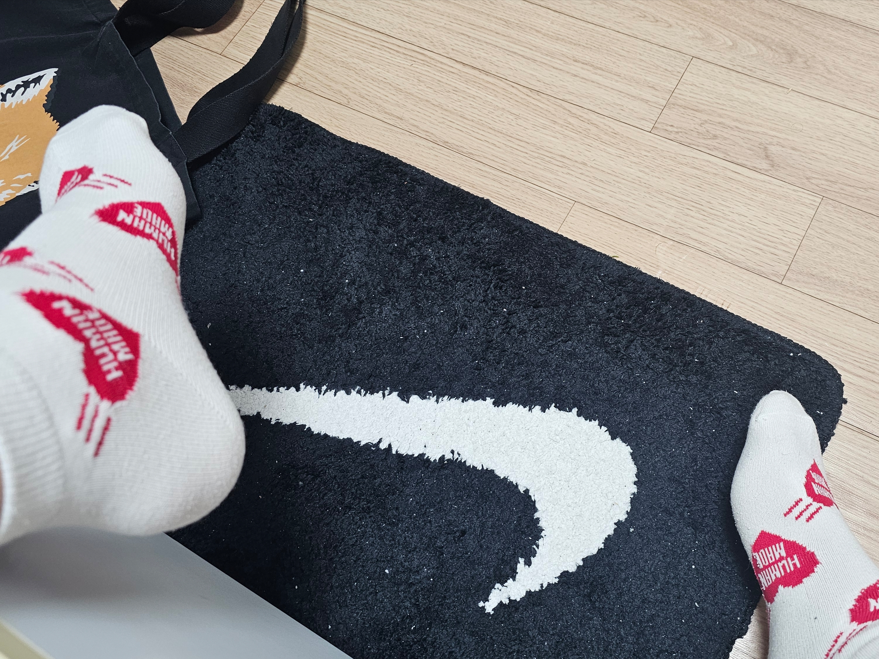 Human Made Short Heart Pattern Socks Red, Nike Swoosh Rug Black White 착용 스타일