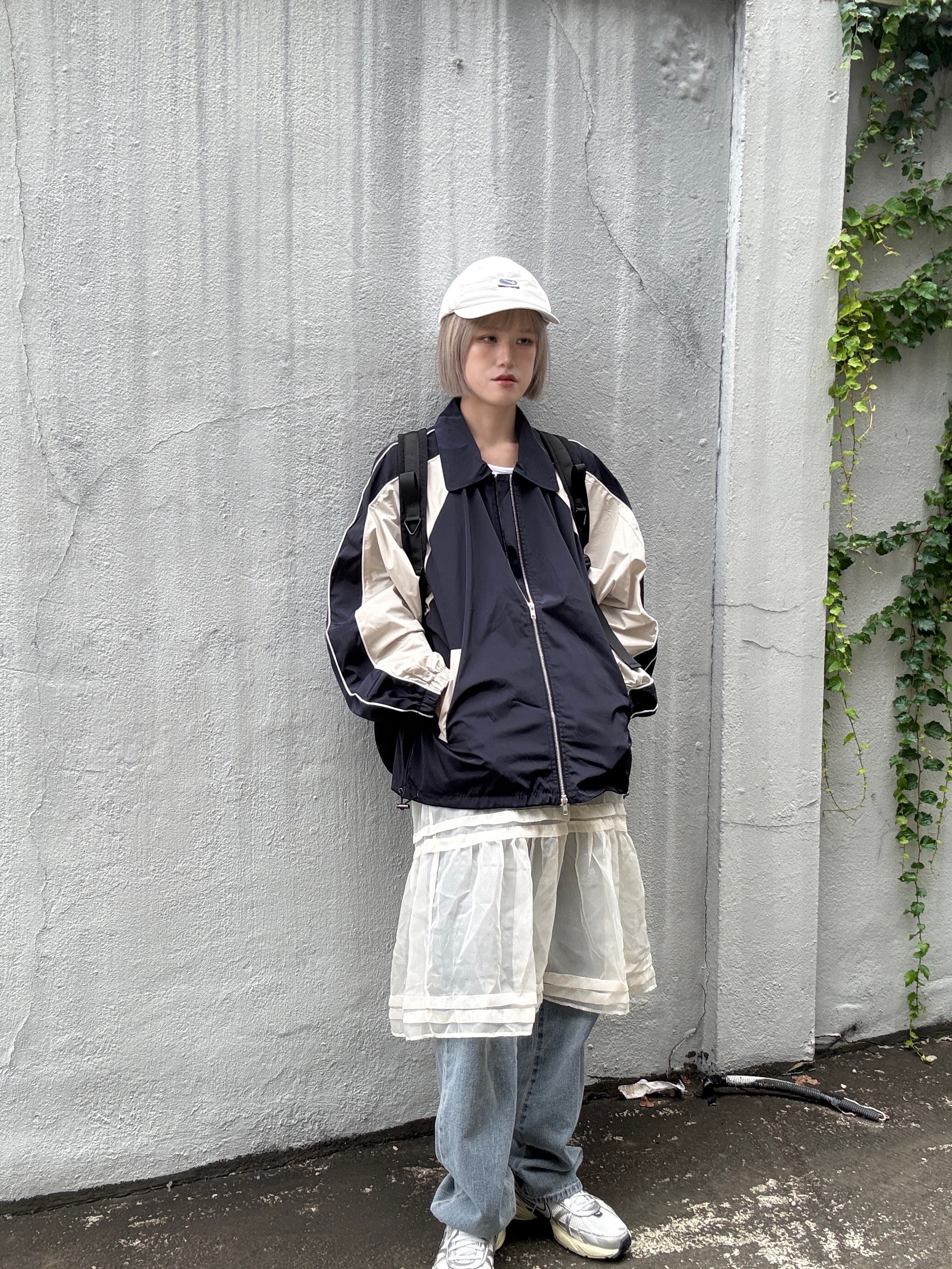 SLOW RECORD HOUSE Piping Line Windbreaker Navy 착용 스타일 - 2