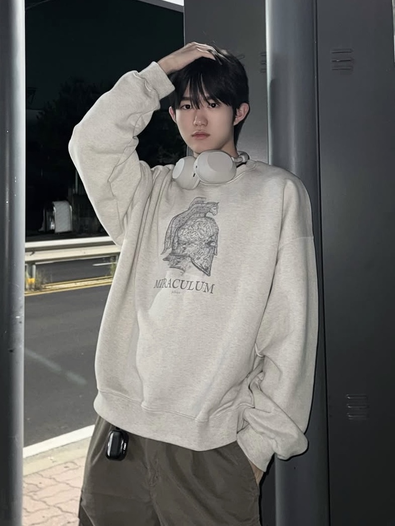 PHOS333 Miraculum Bascinet Sweatshirt Oatmeal, PHOS333 Miraculum Bascinet Sweatshirt Black 착용 스타일 - 1