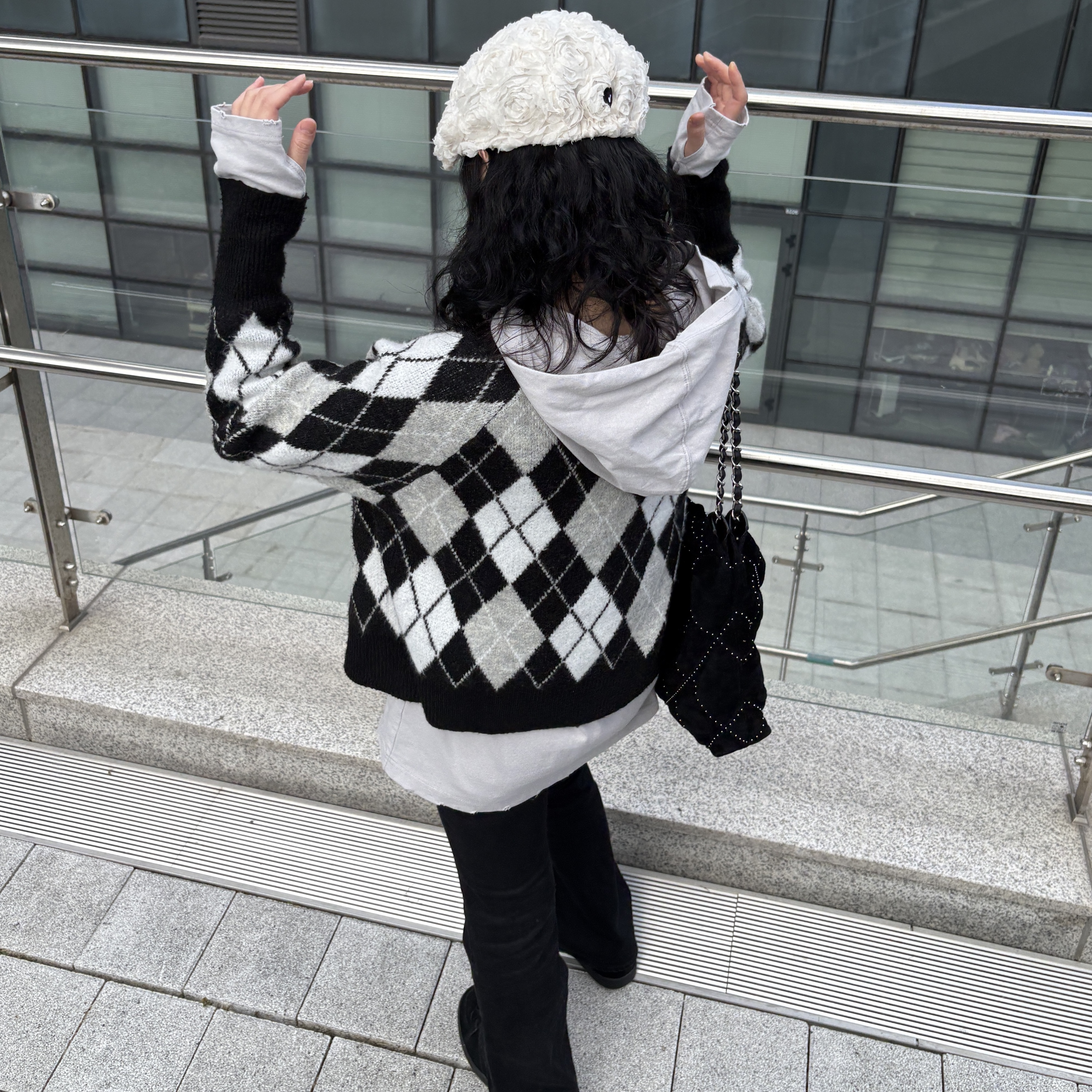 샤넬 22 스몰 핸드백 스웨이드 카프스킨 & 실버 메탈 블랙, Flavorism Hoodie Long Sleeve Gray 착용 스타일 - 2