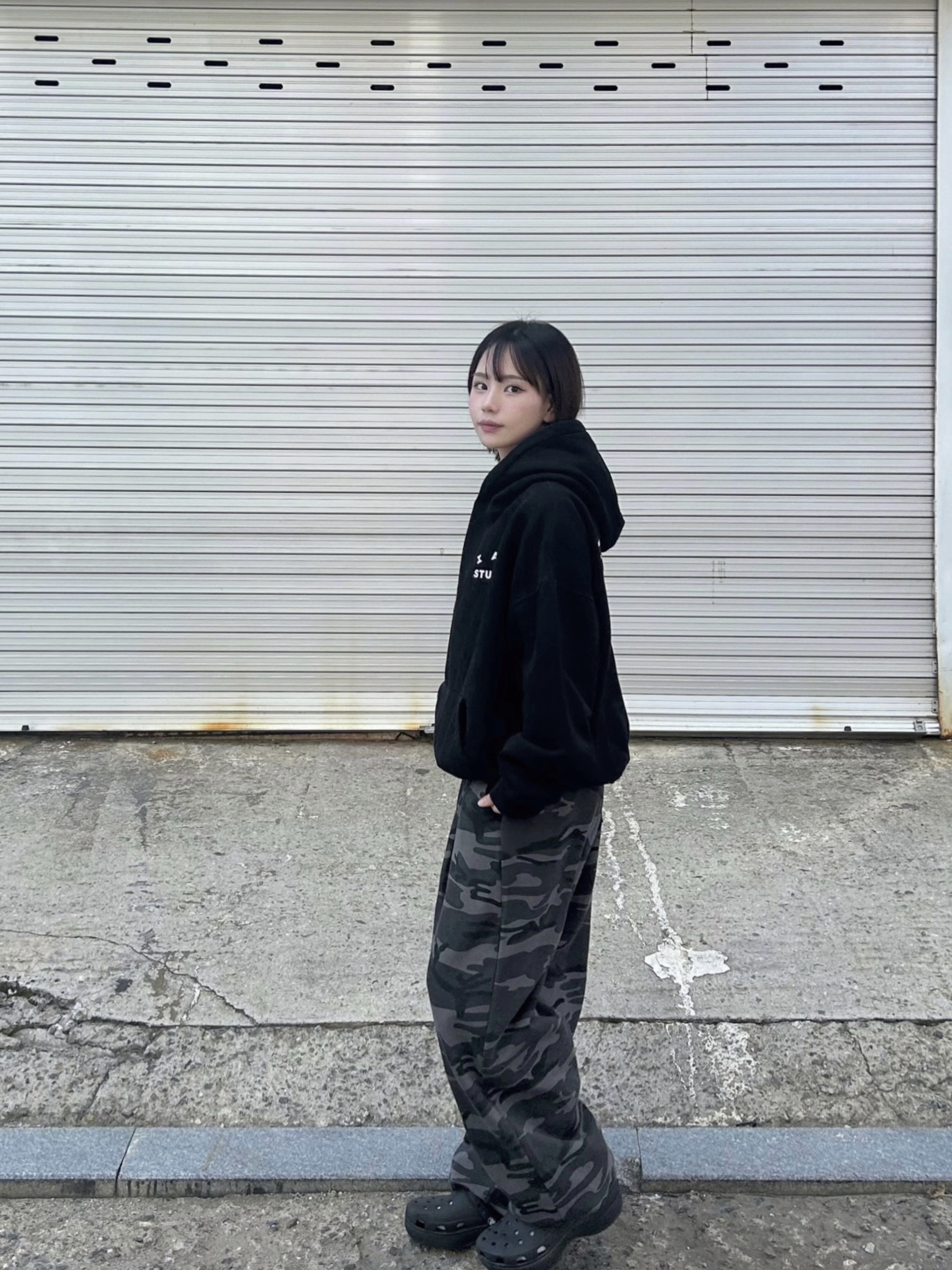 IAB Studio Hoodie Black 착용 스타일
