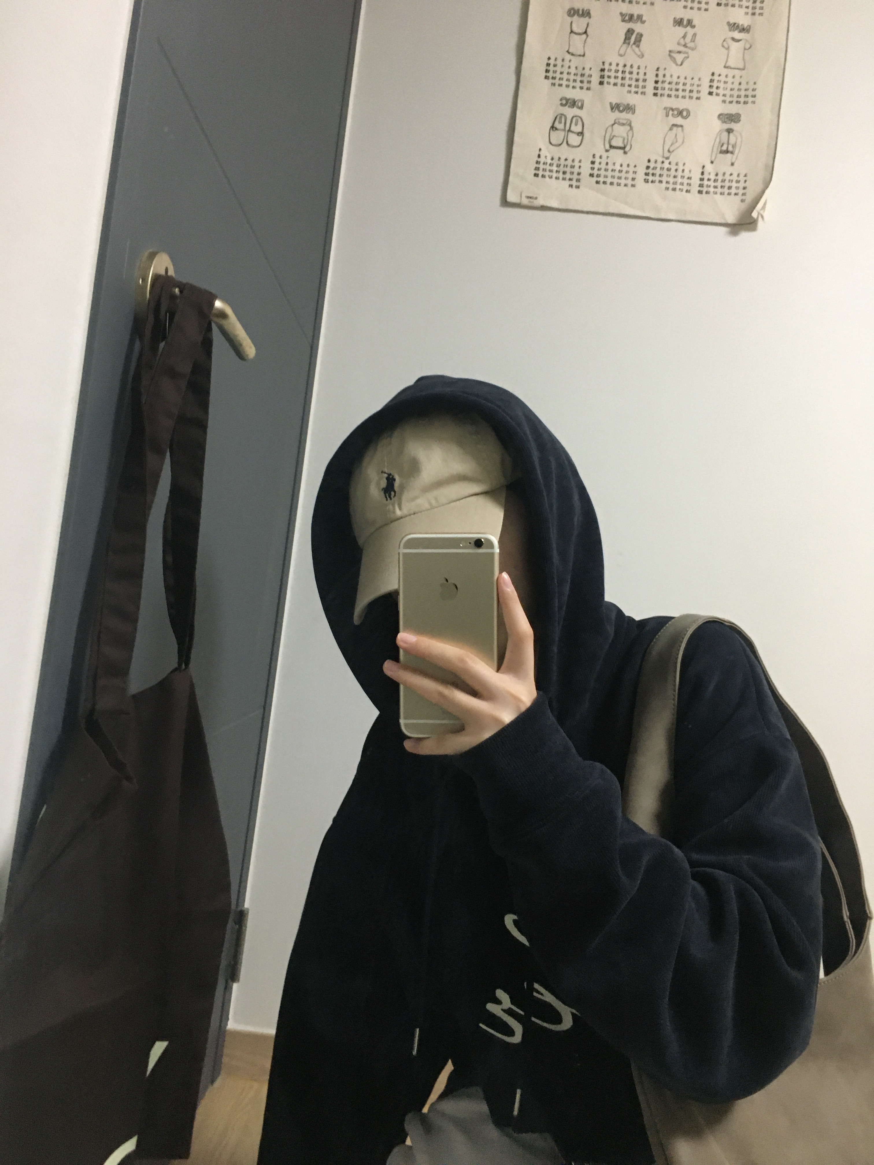Emis Logo Embossed Shoulder Bag Brown, [20% 적립] Polo Ralph Lauren Cotton Chino Baseball Cap Nubuck Relay Blue - 25SS 착용 스타일 - 6