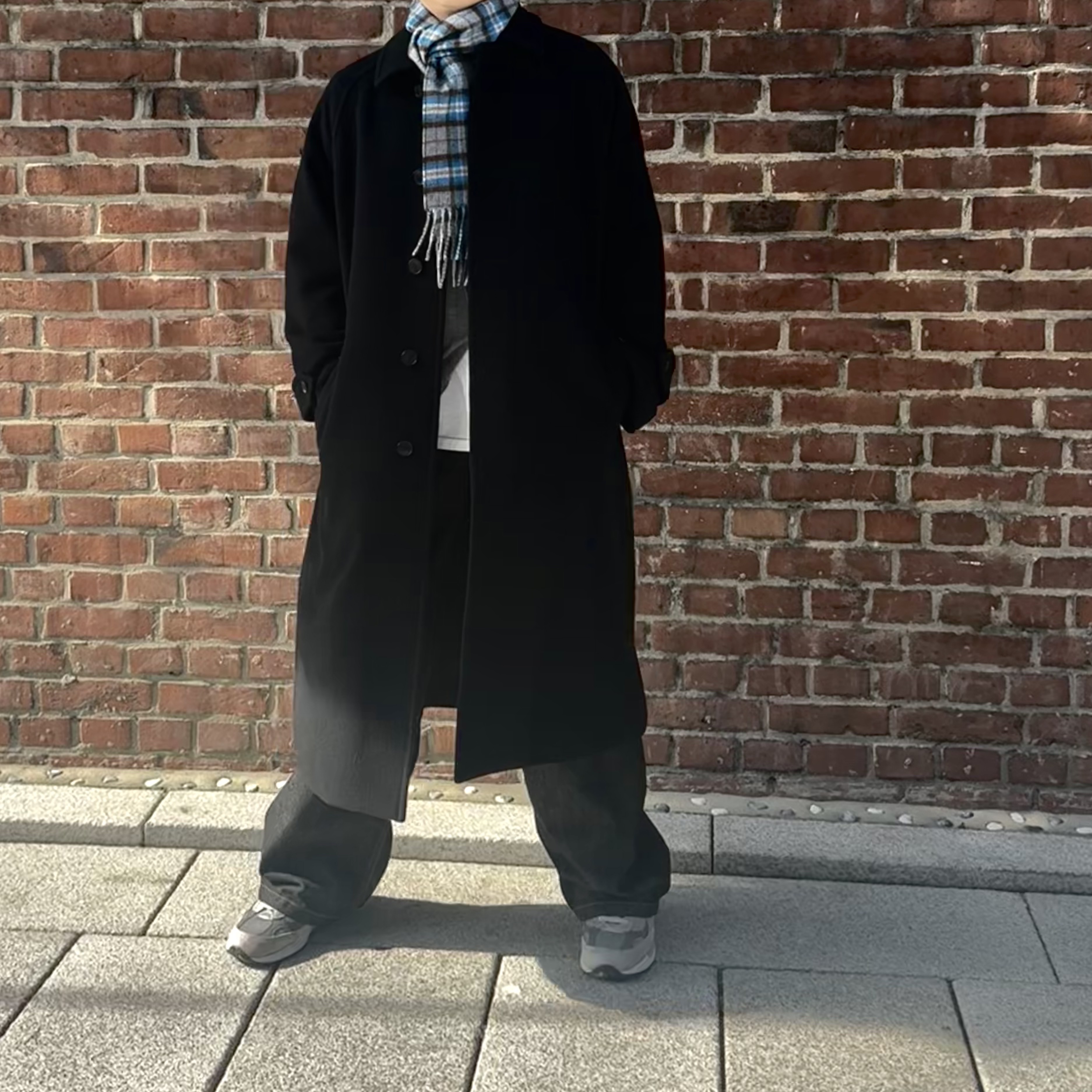 Auralee Cashmere Check Stole Gray Blue Check, Auralee Super Fine Wool Mosser Soutien Collar Coat Black - 24AW 착용 스타일