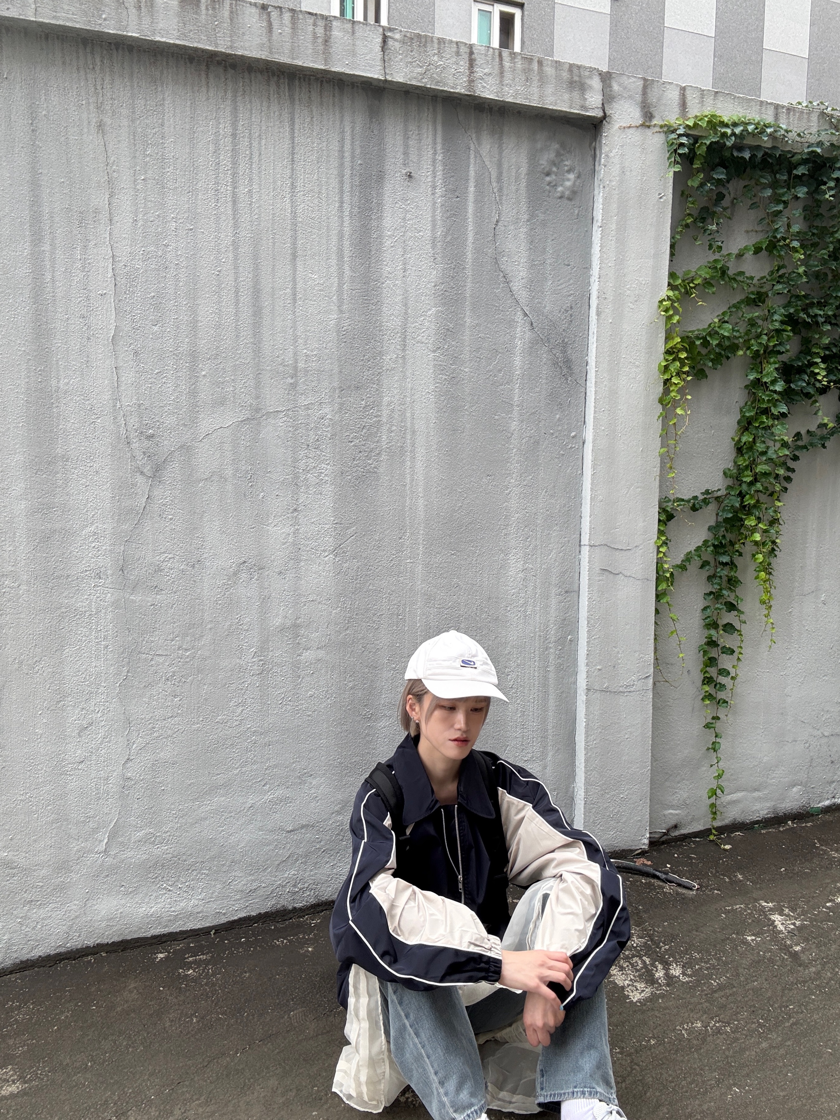 SLOW RECORD HOUSE Piping Line Windbreaker Navy 착용 스타일 - 6