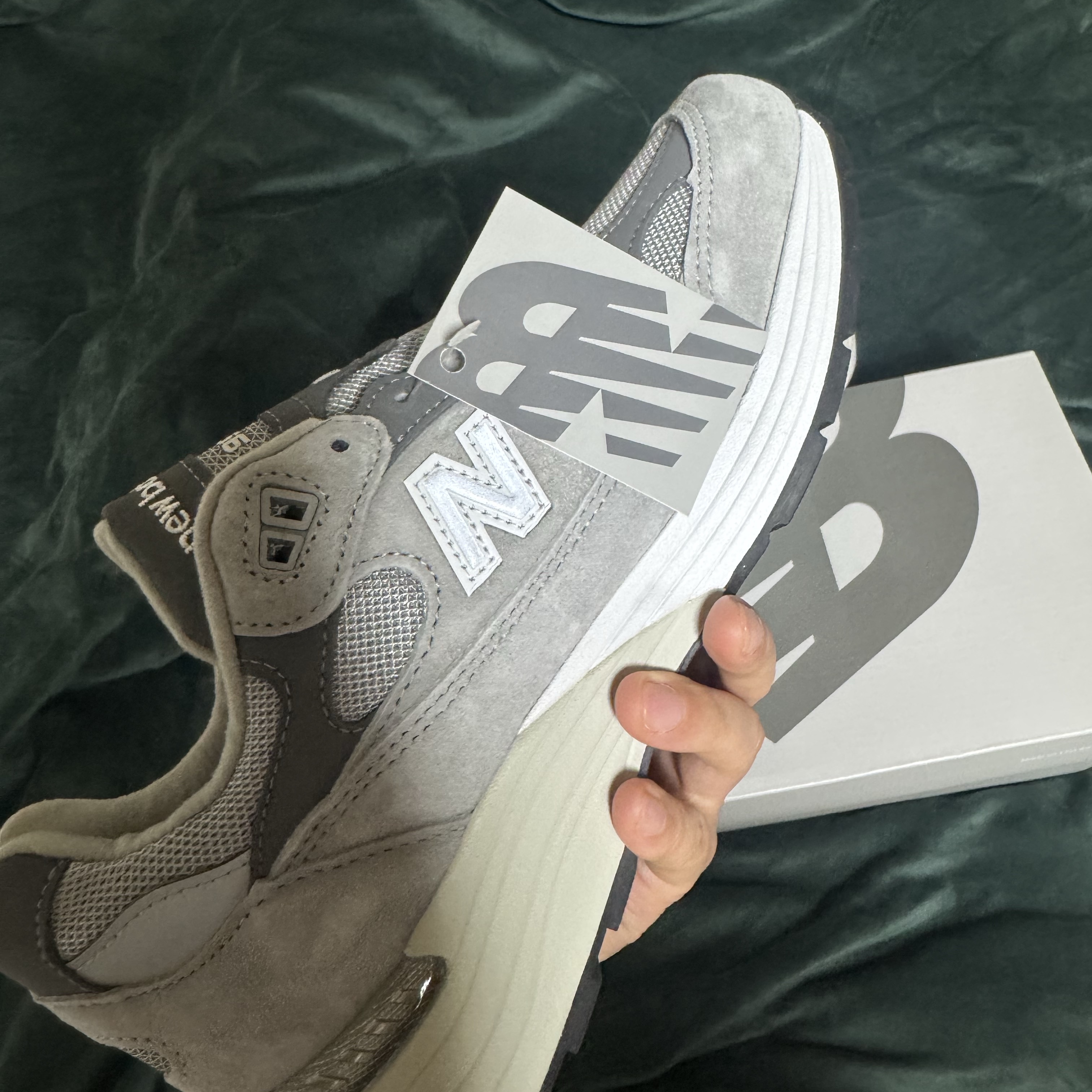 New Balance 992 Made in USA Core Grey Silver Metallic 착용 스타일 - 4
