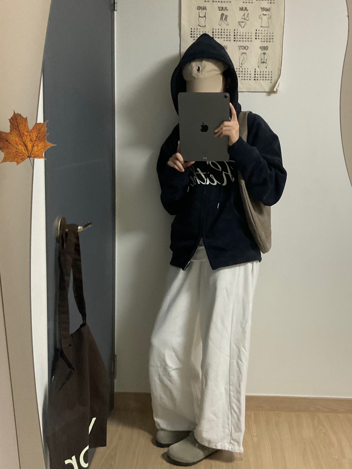 Emis Logo Embossed Shoulder Bag Brown, [20% 적립] Polo Ralph Lauren Cotton Chino Baseball Cap Nubuck Relay Blue - 25SS 착용 스타일 - 1