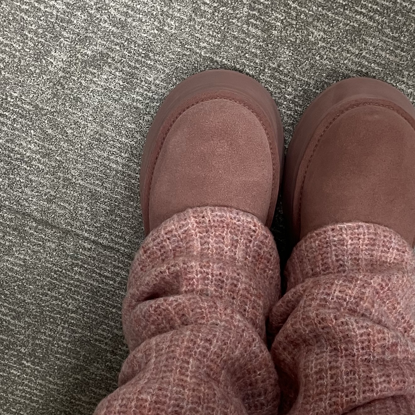 (W) UGG Classic Mini Dipper Legwarmer Pink Dawn 착용 스타일