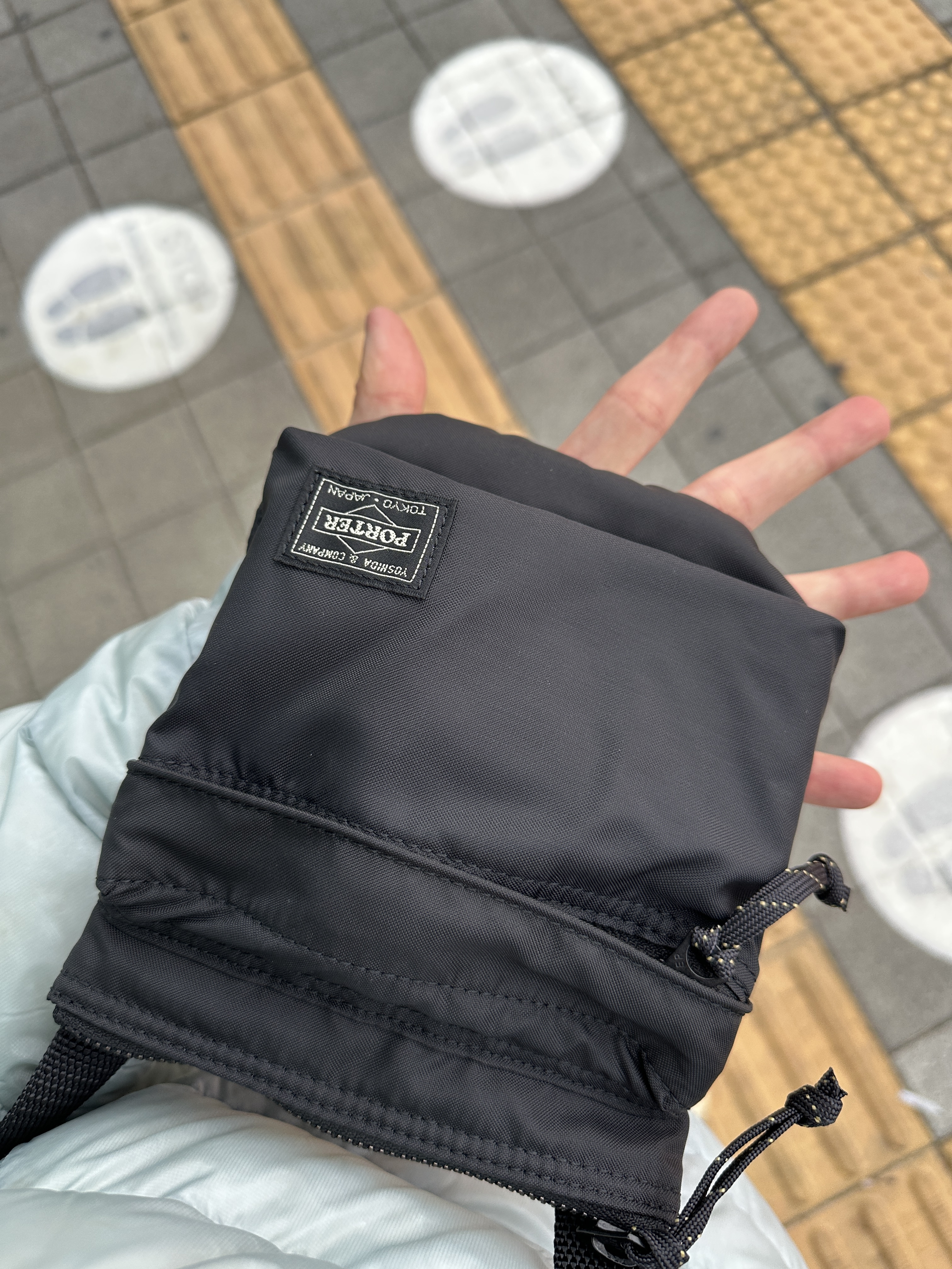 Porter Frame Shoulder Bag Black 착용 스타일