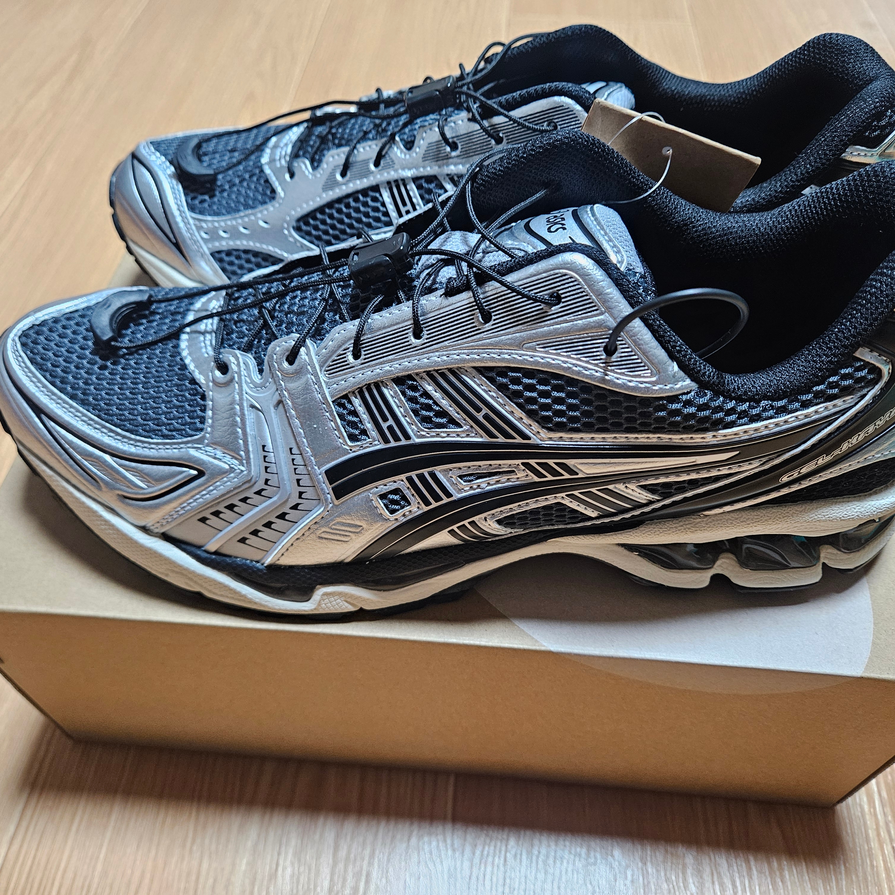Asics Unlimited Gel-Kayano 14 Carrier Grey Black 착용 스타일