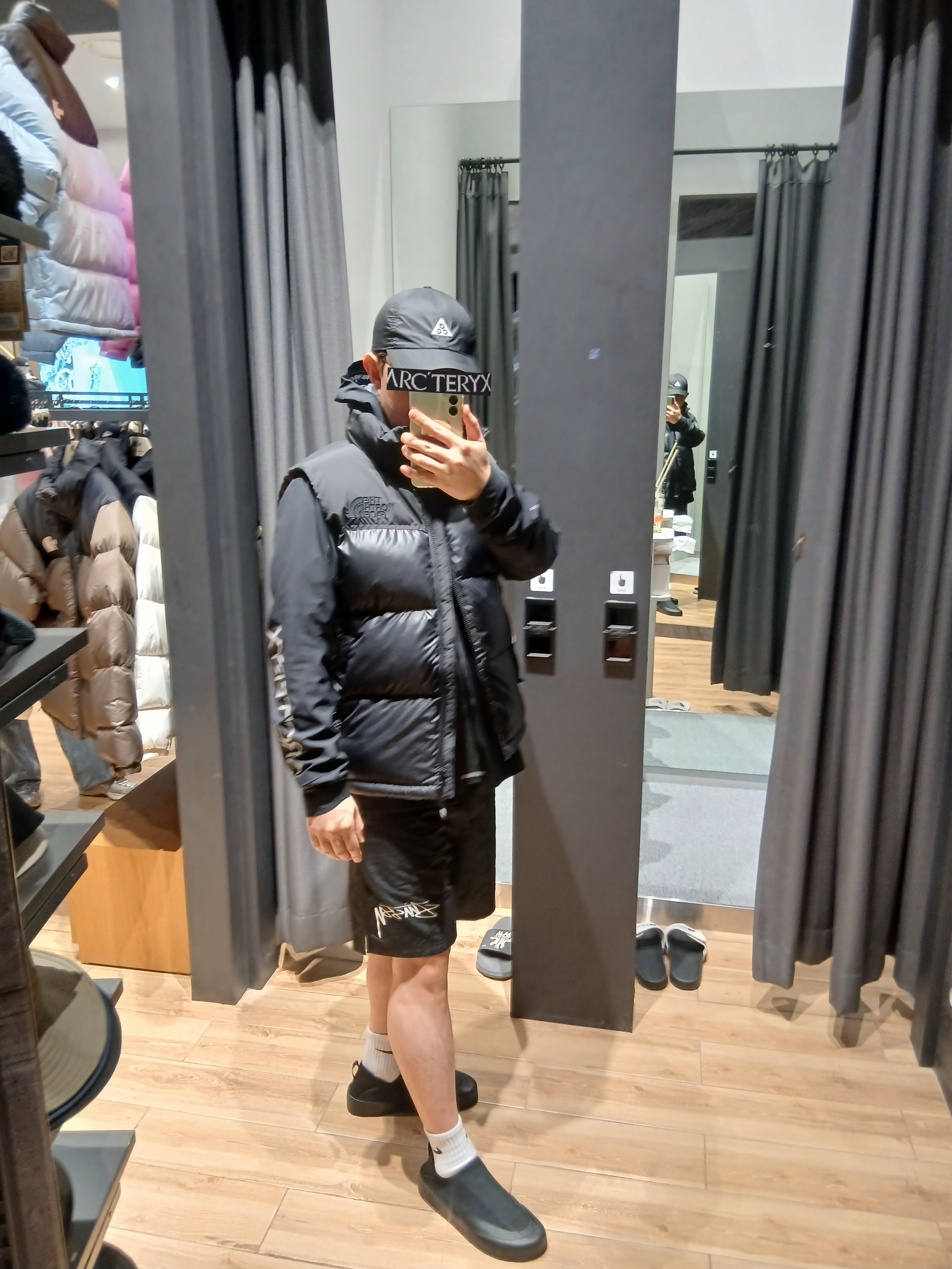 Nike ACG Trail Cap Black, Arc'teryx Norvan Jacket Black 착용 스타일 - 2