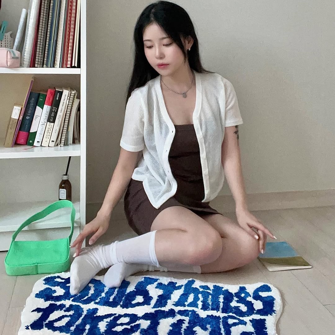 earpearp Good Things Take Time Rug Blue 착용 스타일 - 1