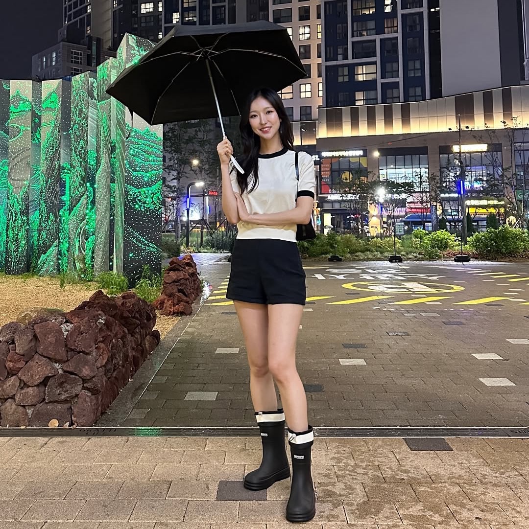 earpearp Sheer String Rain Boots Middle Black 착용 스타일 - 2