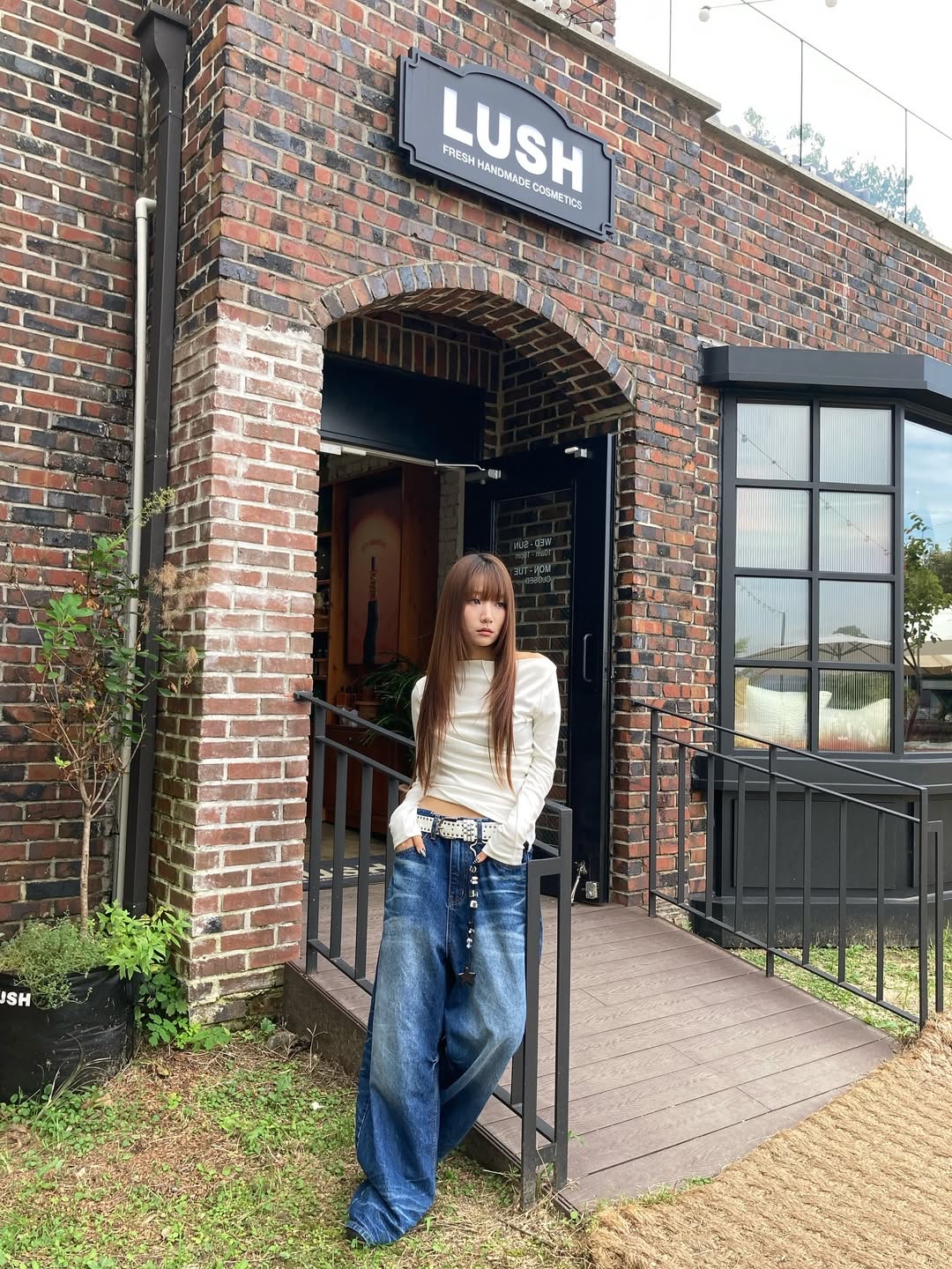 SSERPE Starry Night Washed Wide Denim Pants Blue 착용 스타일 - 1