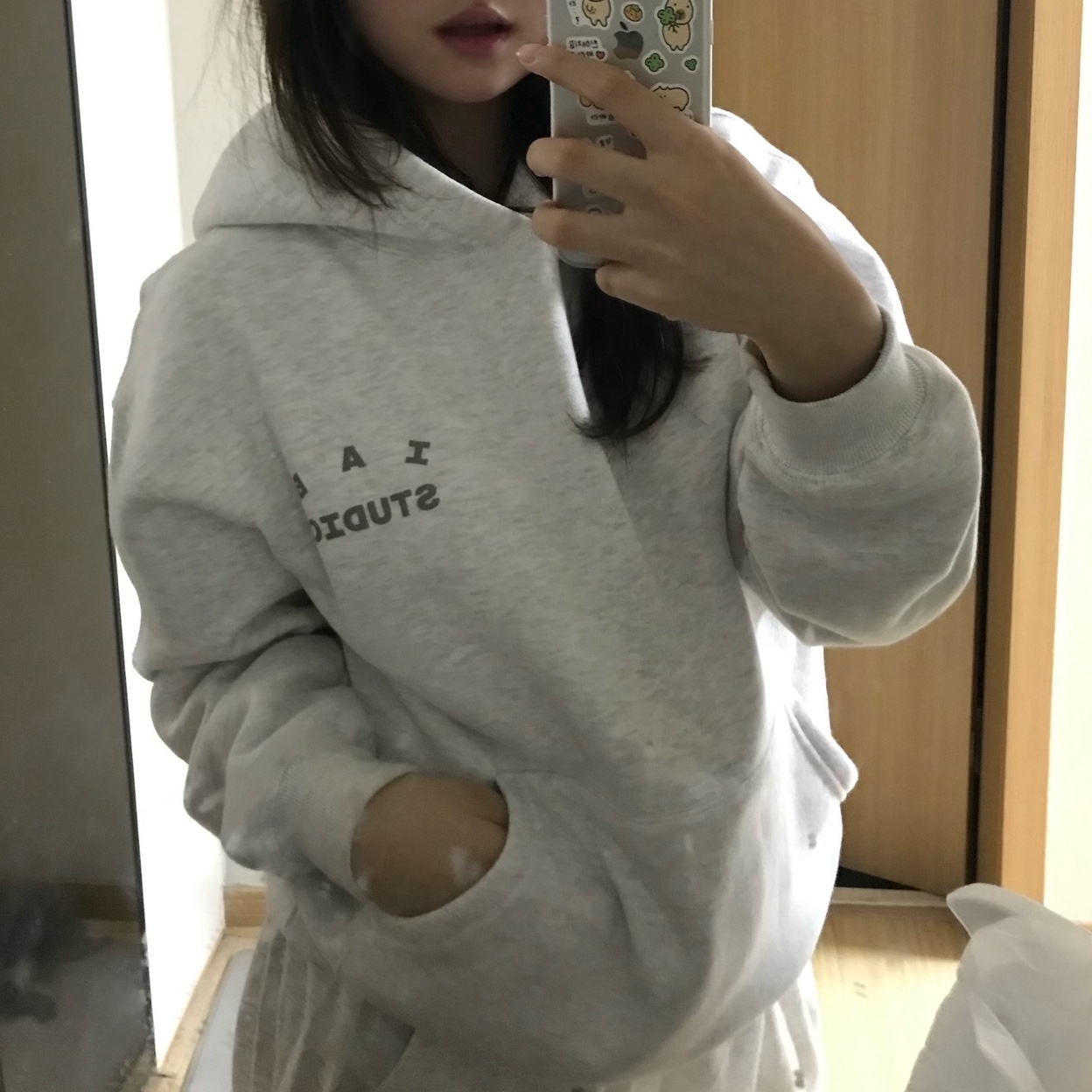 IAB Studio Hoodie Light Gray 착용 스타일