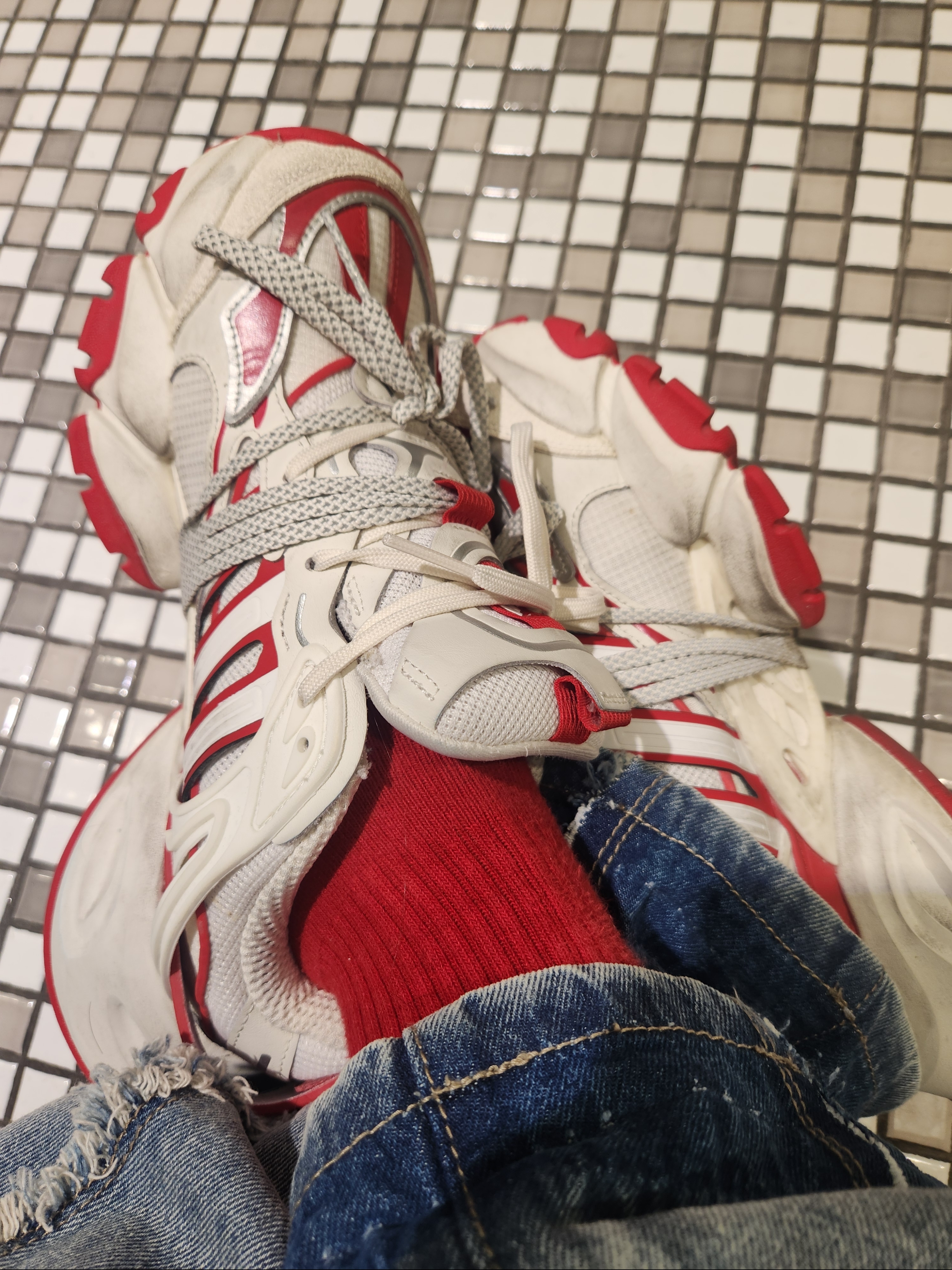 Adidas Vento XLG Deluxe Sneakers White Red 착용 스타일