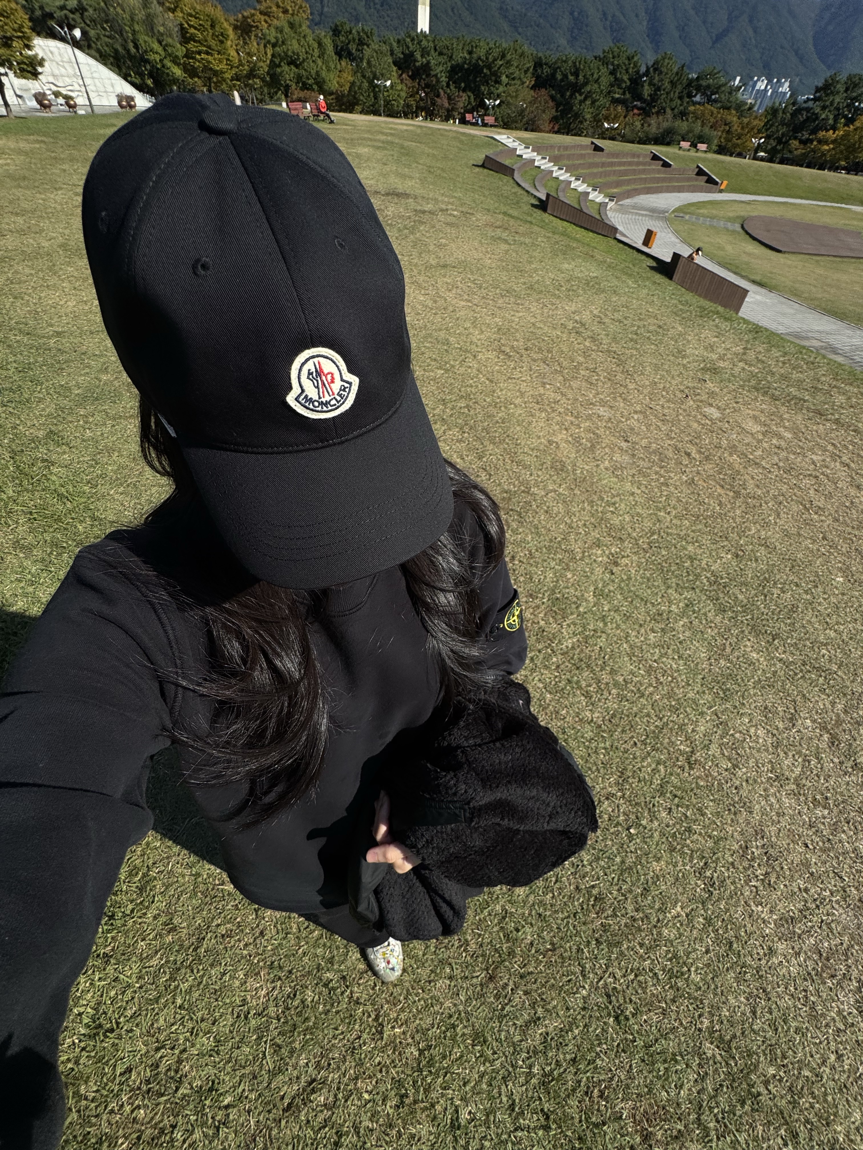 Stone Island 6100060 Organic Cotton Fleece Regular Fit Crewneck Sweatshirt with Elasticated Cuffs  - 25FW, Nike x Stussy Full Zip Fleece Black (HQ8524-010) 착용 스타일