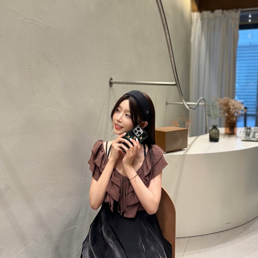 [EARPEARP X LOTTE GUM] Covy in Clover Line Epoxy Case 착용 스타일 - 3
