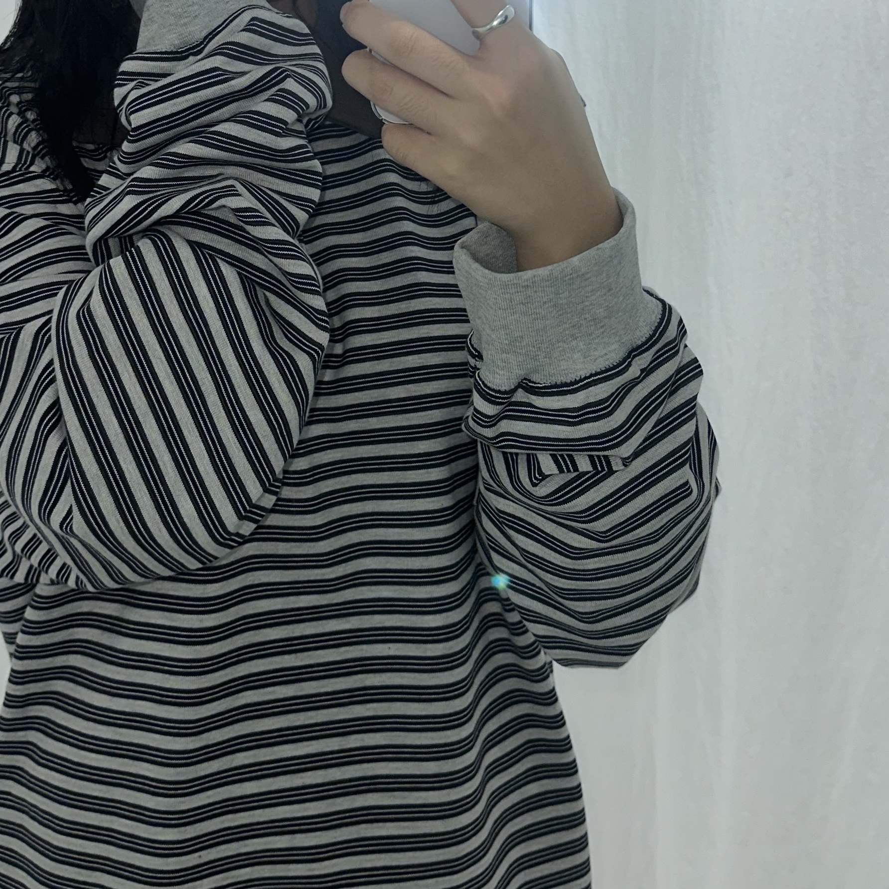 [KREAM 단독 리오더] STU Round Neck Stripe Cardigan Navy 착용 스타일
