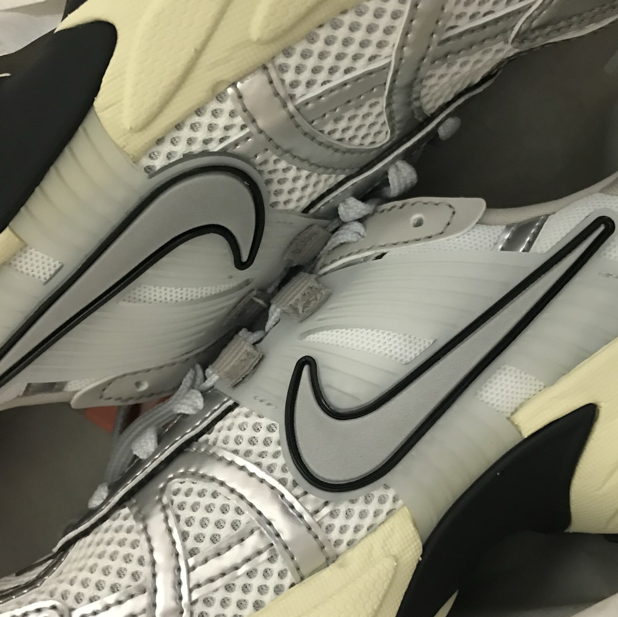 Nike V2K Run Summit White Metallic Silver 착용 스타일