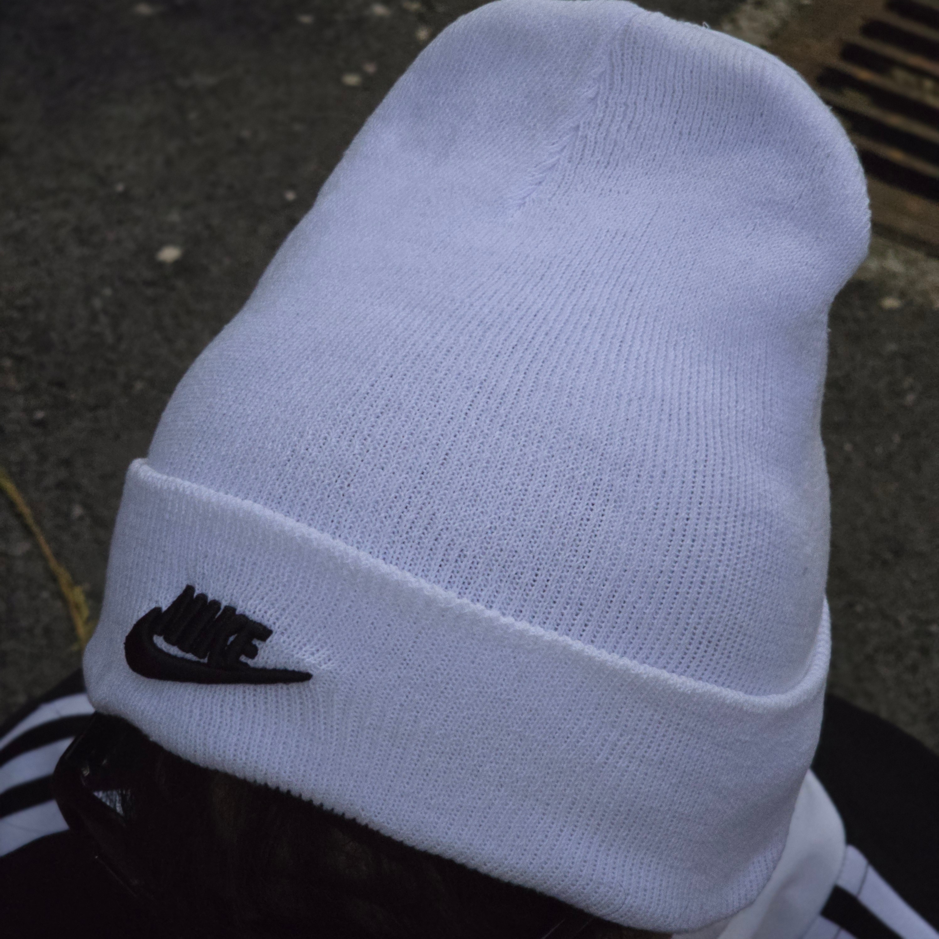 Nike NSW Utility Futura Beanie White 착용 스타일