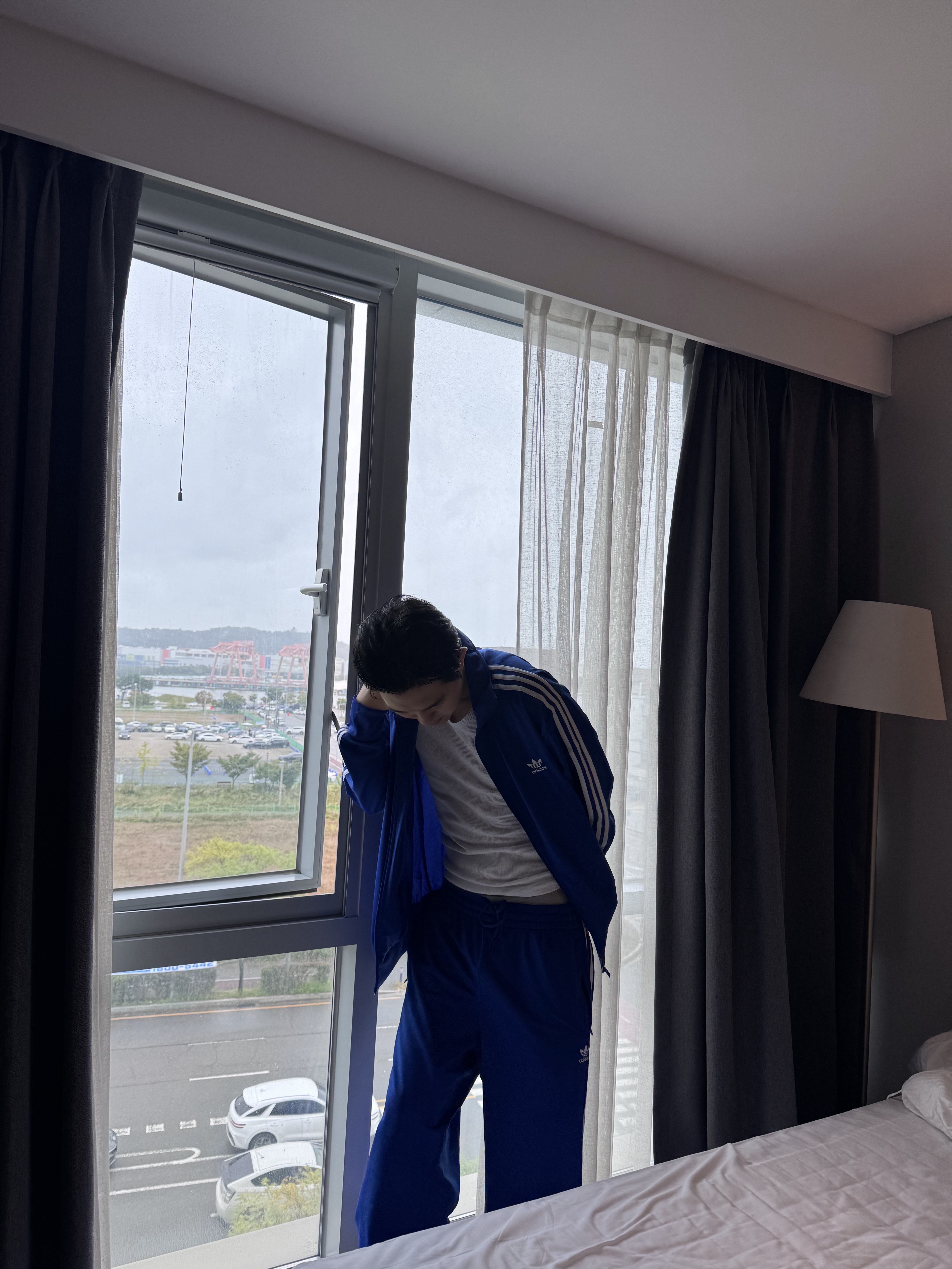 Adidas Adicolor Classics Firebird Track Top Black - KR Sizing, Adidas Adicolor Classics Firebird Track Tracksuit Bottoms Semi Lucid Blue - KR Sizing 착용 스타일 - 2