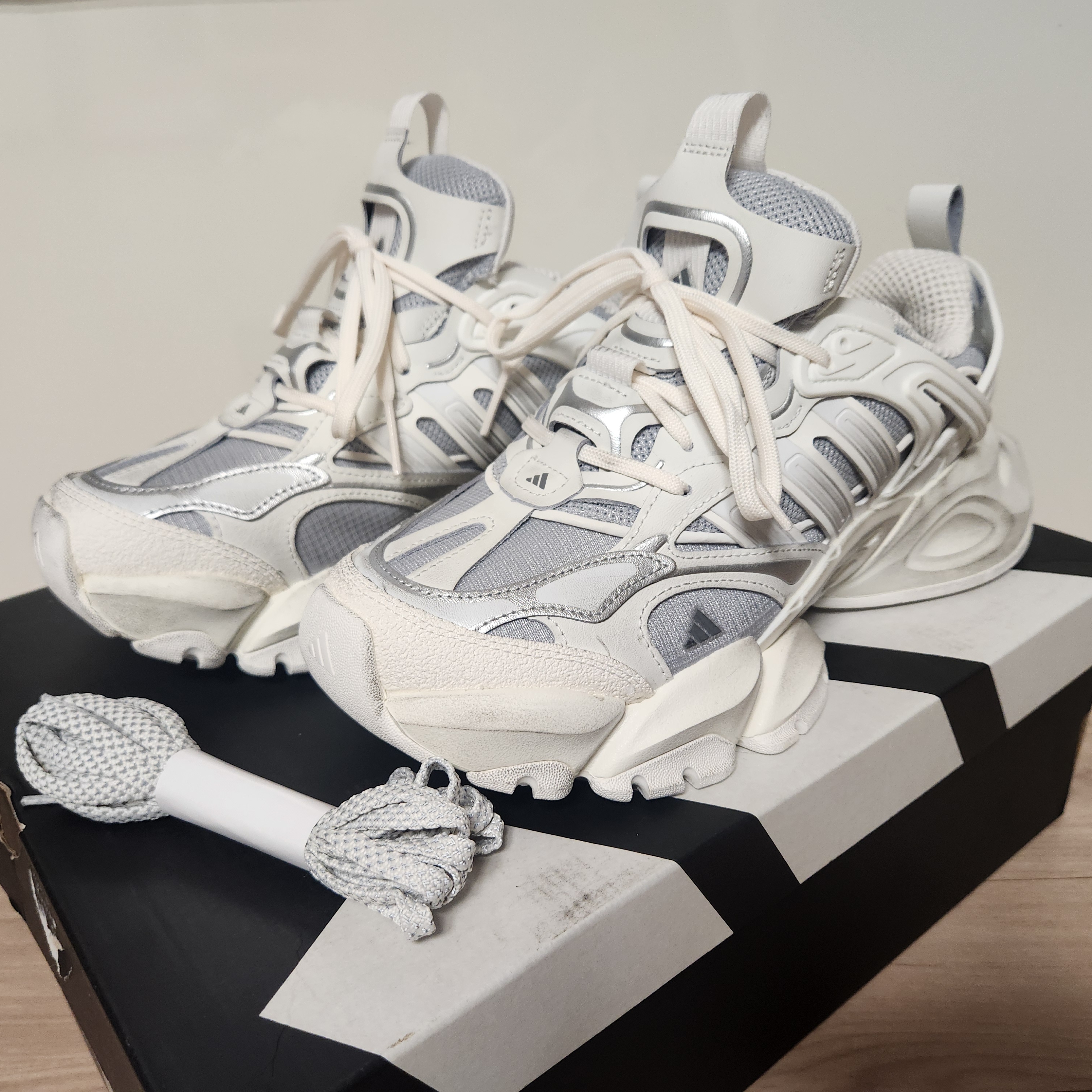 Adidas Vento XLG Deluxe Sneakers Core White Silver Metallic 착용 스타일 - 4