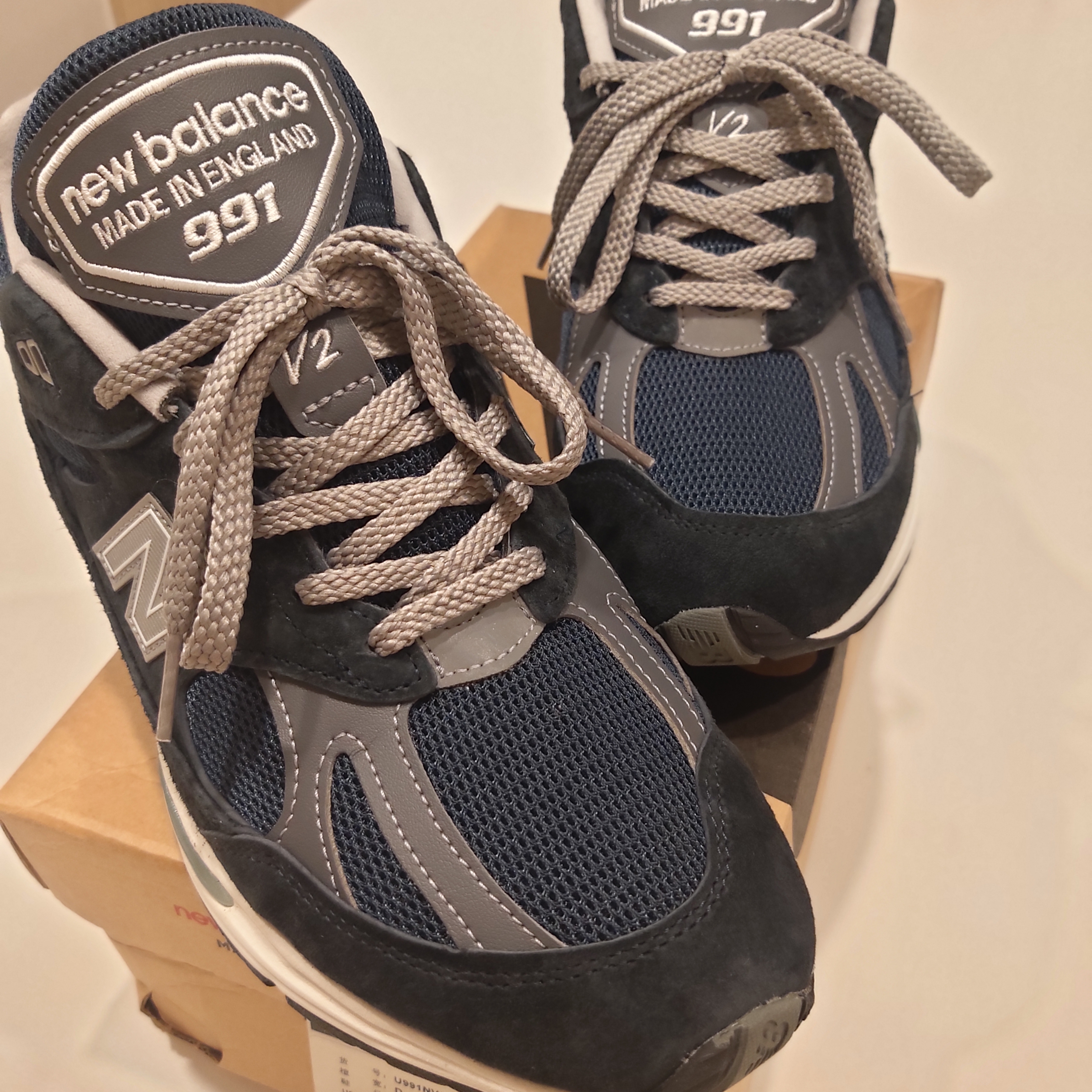 New Balance 991v2 Made in UK Dark Navy Smoked Pearl 착용 스타일 - 2