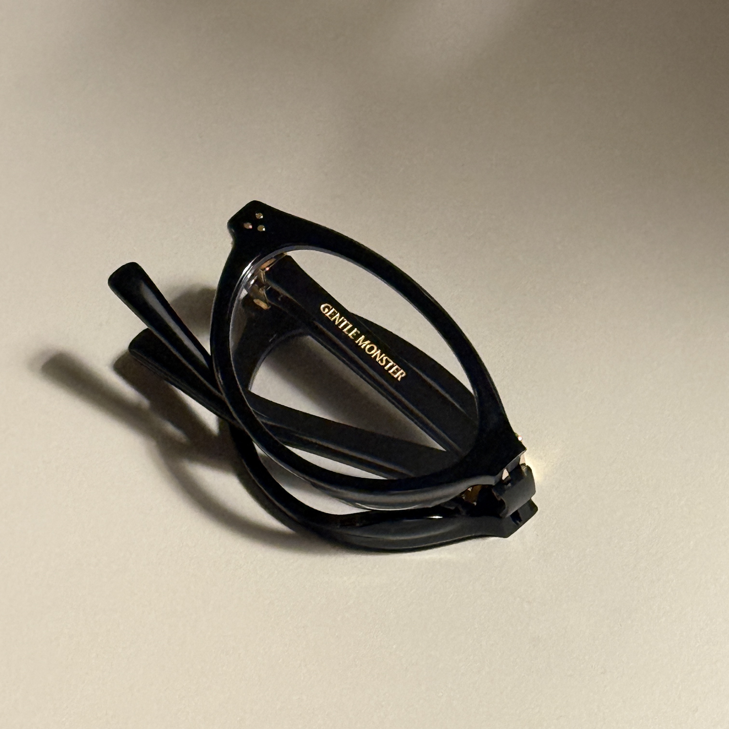Gentle Monster Takion 01 Black Clear 착용 스타일 - 1