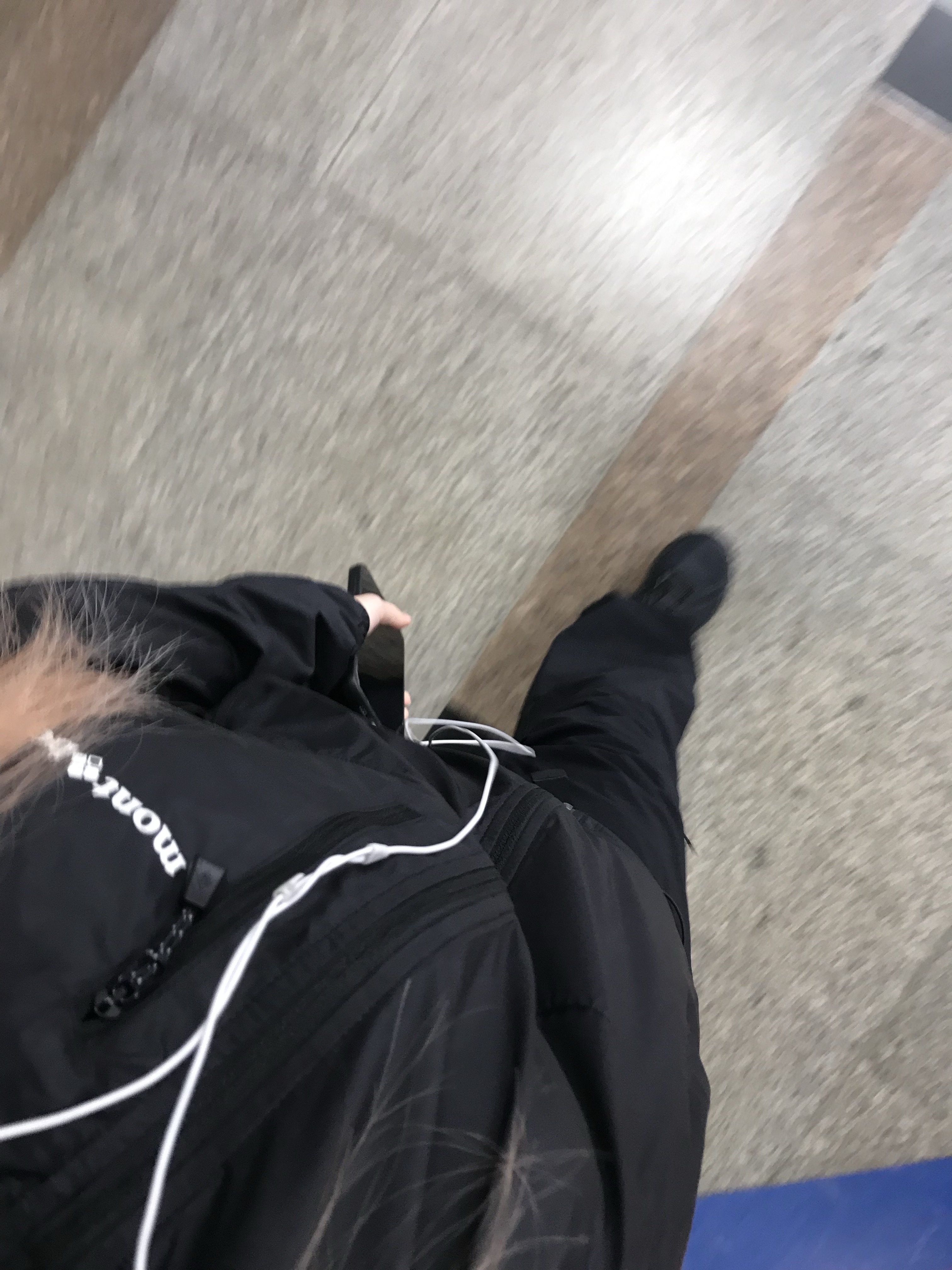 Montbell Wind Blast Hooded Jacket Black 착용 스타일 - 1