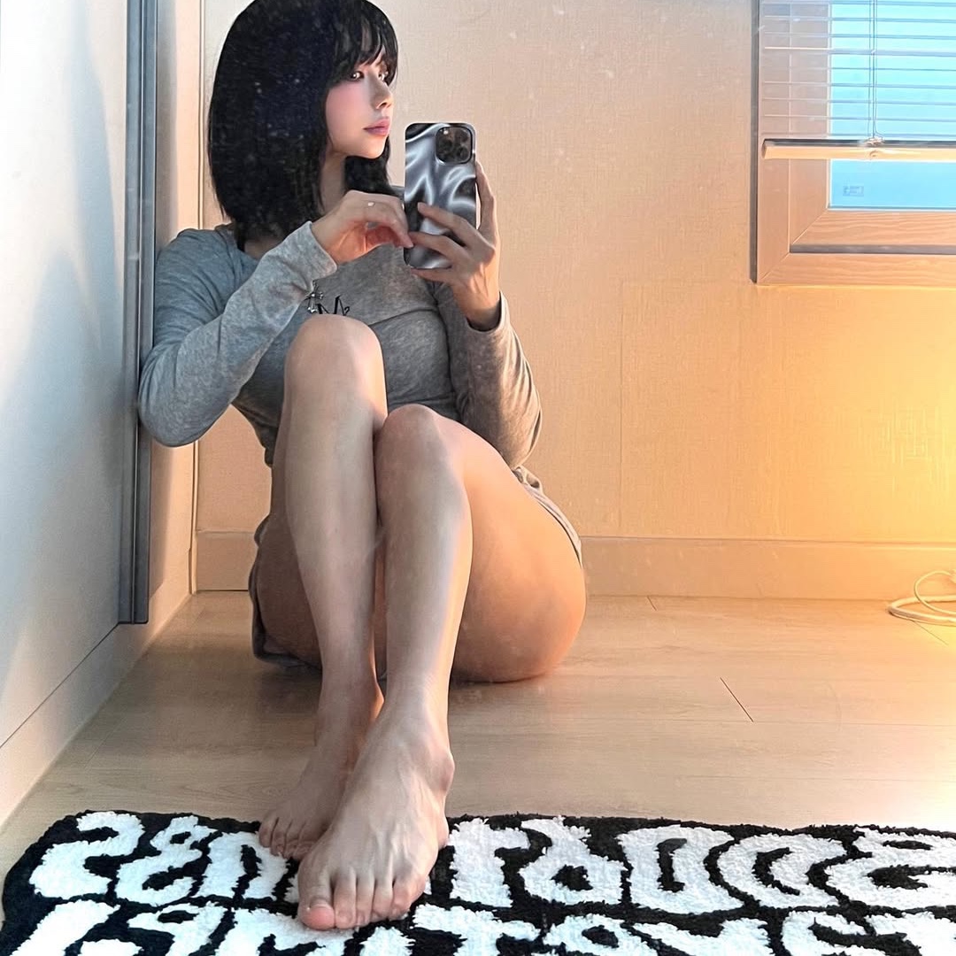 earpearp Good Things Take Time Rug Black 착용 스타일 - 2