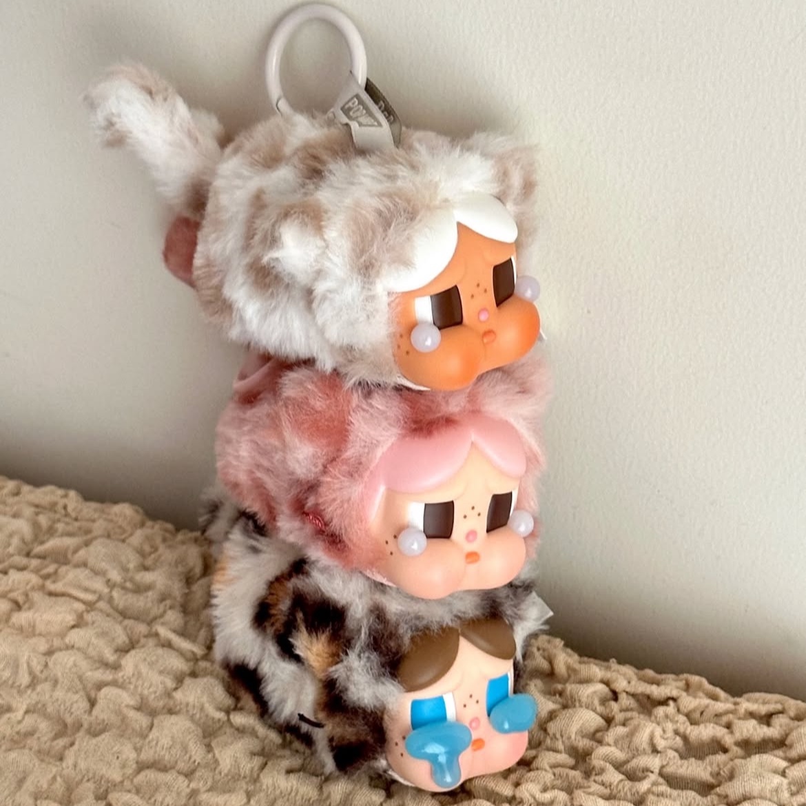 Pop Mart Crybaby Wild But Cutie Series Vinyl Plush Pendant Vanilla Cutie (Opened Case), Pop Mart Crybaby Wild But Cutie Series Vinyl Plush Pendant Vintage Cutie (Opened Case) 착용 스타일