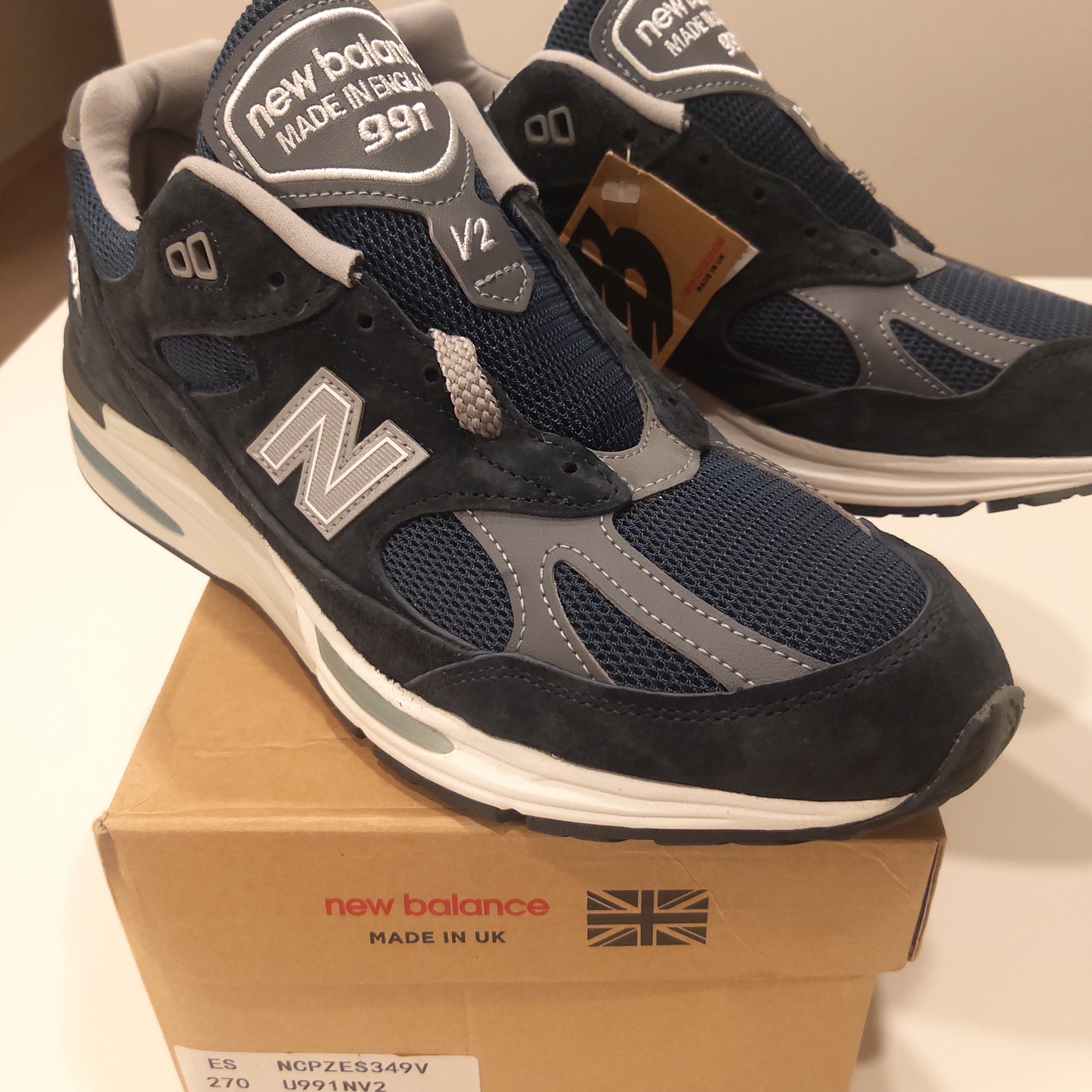 New Balance 991v2 Made in UK Dark Navy Smoked Pearl 착용 스타일 - 5