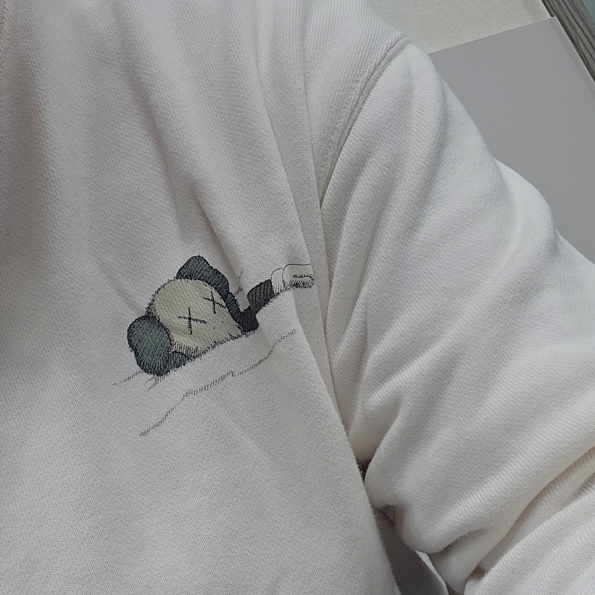 Uniqlo UT x Kaws Long Sleeve Sweatshirt Off White 착용 스타일